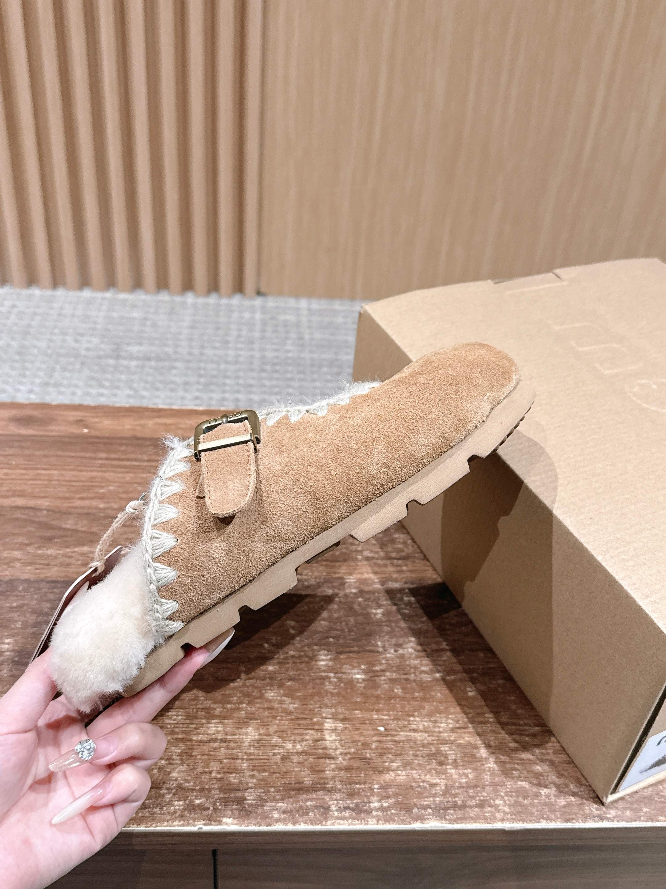 𝐌𝐎𝐔 秋冬新款玛莉珍羊毛拖 手工温度与羊毛柔暖交织 编织，不只是线与线的交错，更是心意与时间的凝聚 每一次的穿梭，都像