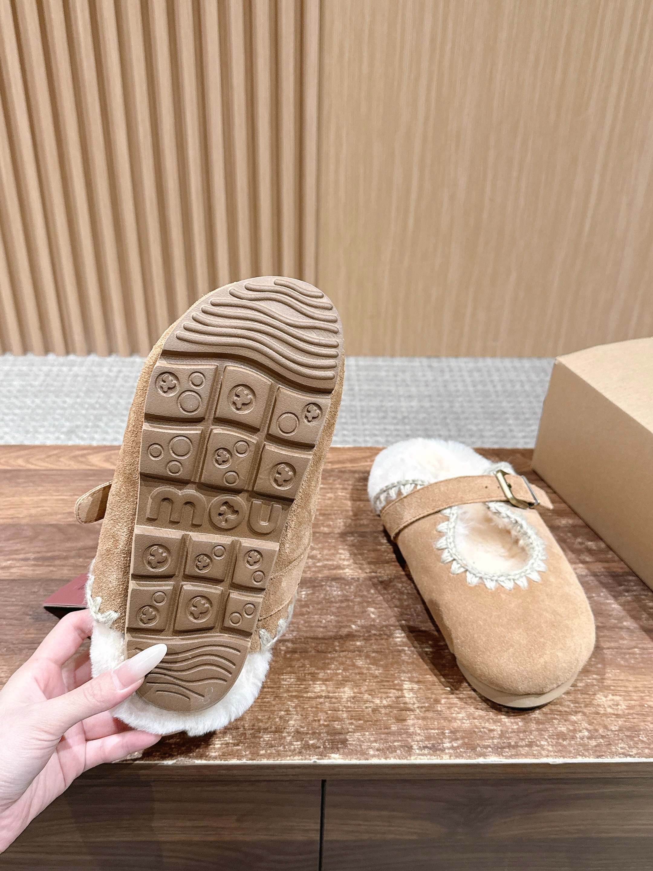 𝐌𝐎𝐔 秋冬新款玛莉珍羊毛拖 手工温度与羊毛柔暖交织 编织，不只是线与线的交错，更是心意与时间的凝聚 每一次的穿梭，都像