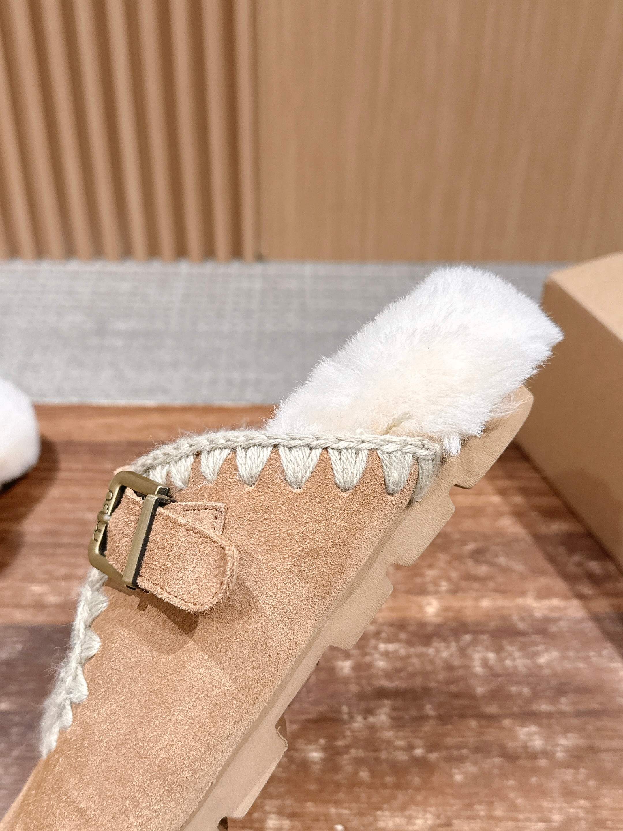 𝐌𝐎𝐔 秋冬新款玛莉珍羊毛拖 手工温度与羊毛柔暖交织 编织，不只是线与线的交错，更是心意与时间的凝聚 每一次的穿梭，都像