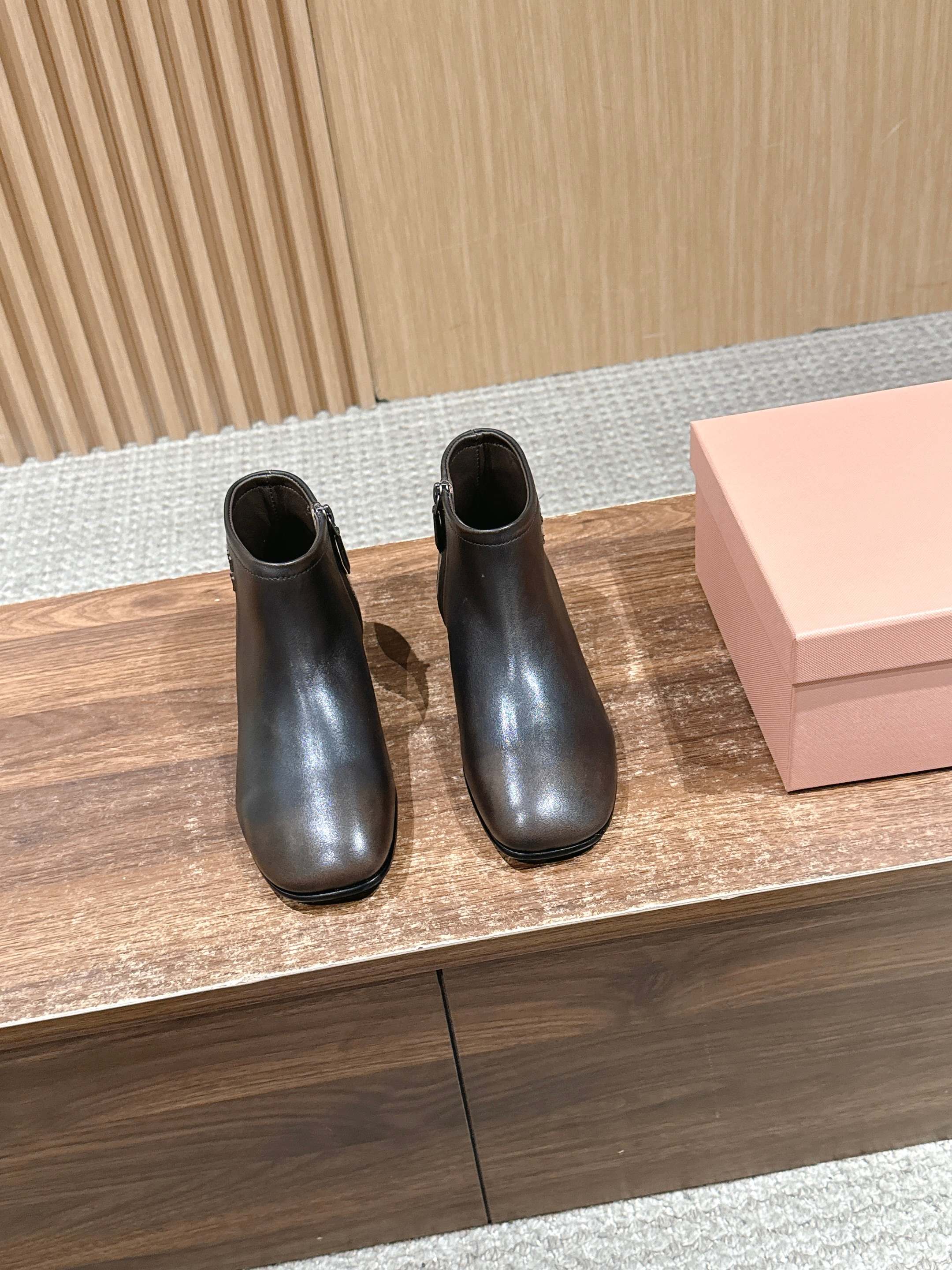 NO:706246,Purchasing-grade Miu Miu Miu Miu's new retro high-end square-toe short boots. The square toe + retro silhouette of the short boot shaft are matched with gradient distressed leather. It has a lazy and relaxed feel of 'retro distressed' and is an iconic item of 'old money style'. The upper has no unnecessary decoration, and only relies on the soft leather texture + gradient color to reflect the high-end feel;  The invisible zipper design on the side makes it easy to put on and take off while maintaining the overall minimalist lines. The dark gradient color matching is very adaptable and can be worn with suit pants, denim skirts, coats and other autumn and winter items. Whether you are commuting or going out casually, you can wear it with a low-key and refined atmosphere. Size35-39 (40 customizations are non-refundable), boots, miumiu, boots, skirts, business suit19860909代购级 Miu Miu 缪缪新款复古高级感方头短靴  方头+短靴筒的复古轮廓,搭配渐变做旧皮质.自带“复古做旧”的慵懒松弛感,是“老钱风”的标志性单品.鞋面无多余装饰,仅靠柔软真皮的纹理+渐变色彩体现高级感；  侧边隐形拉链设计,既方便穿脱又保持了整体的极简线条.深色渐变配色适配性极强,能搭西装裤、牛仔裙、大衣等秋冬单品,不管是通勤还是休闲出街,都能穿出低调精致的氛围感. Size35-39（40定制不退换）,靴子,miumiu,boots,skirts,business suit,Women's Shoes