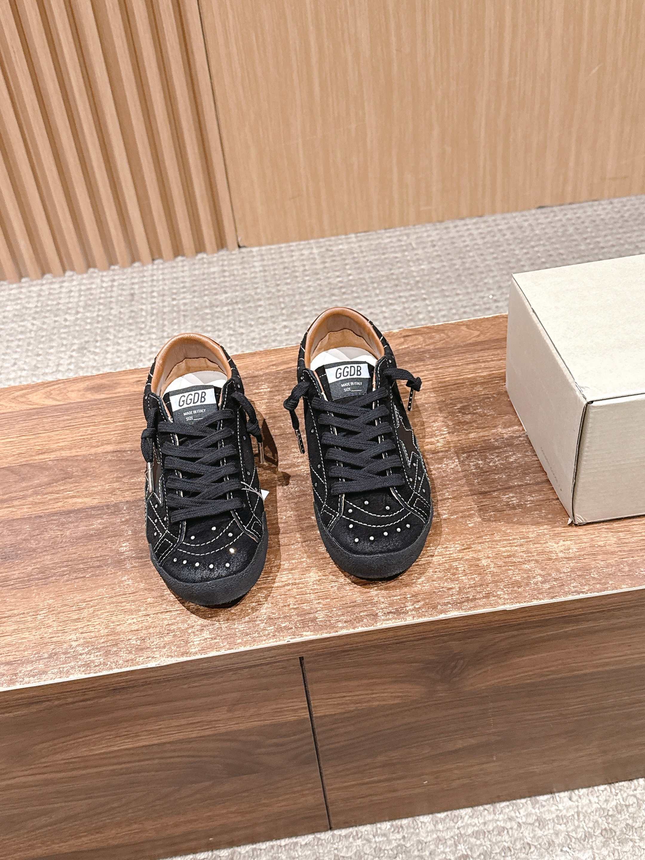 NO:645991,#BlackWarrior, made of all-black suede, embellished with Swarovski crystals, full of luxury!  The star pattern + stitching details on the side of the shoe are classic and fashionable, and the distressed sole has a retro style. Handmade in Italy, the texture is online, suitable for daily wear or holiday gifts. Comfortable and fashionable, it is easy to create high street style, a must-have for cool girls!  Size35-44M,casual shoes/sports shoes,swarovski,sneakers19860909#黑武士,采用全黑绒面革,搭配施华洛世奇水晶点缀,奢华感满满！鞋侧星星图案+缝线细节,经典又时髦,做旧鞋底超有复古范儿.意大利手工制作,质感在线,日常穿搭或节日送礼都很合适.舒适又时尚,轻松打造高街风,酷女孩必备！ Size35-44M,休闲鞋/运动鞋,swarovski,sneakers,Women's Shoes