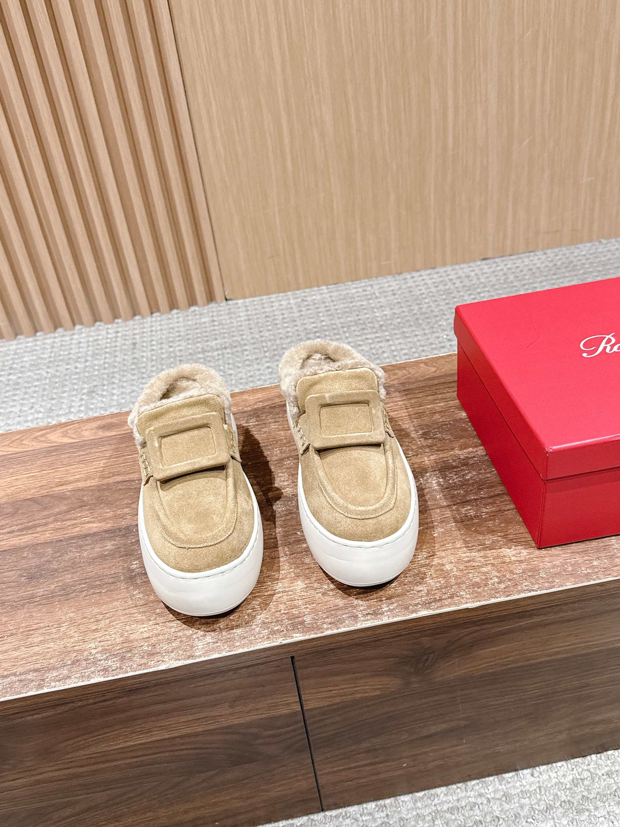 NO:645999,'Roger Vivier Mule Shoes This style of Mule shoes is made of sheepskin and shearling, providing a soft and warm wearing experience. 5cm high outsole design is flexible and comfortable, similar to a yoga mat. The upper is equipped with buckles of the same color to add a sense of elegance. Suitable for casual and formal occasions, easy to match and add a sense of fashion. ·Lightweight texture and three-dimensional silhouette, creating a cushion-like wearing experience. This shoe is an ideal choice for the pursuit of comfort and fashion.  Size35-39 (40 customized, non-returnable), casual shoes/sports shoes, sneakers, sheepskin19860909' 罗杰维维亚穆勒毛毛鞋 本款穆勒毛毛鞋 ·采用羊皮革和羊毛皮,提供柔软和保暖的穿着体验 ·5厘米高的外底设计,柔韧舒适,类似瑜伽垫 ·鞋面搭配同色系扣饰,增添优雅感 ·适合休闲及正式场合,易于搭配,增添时尚感 ·轻盈质感与立体廓形,营造如履软垫般的穿着体验 这款鞋子是追求舒适与时尚的理想选择 Size35-39（40定制不退换）,休闲鞋/运动鞋,sneakers,sheepskin,Women's Shoes