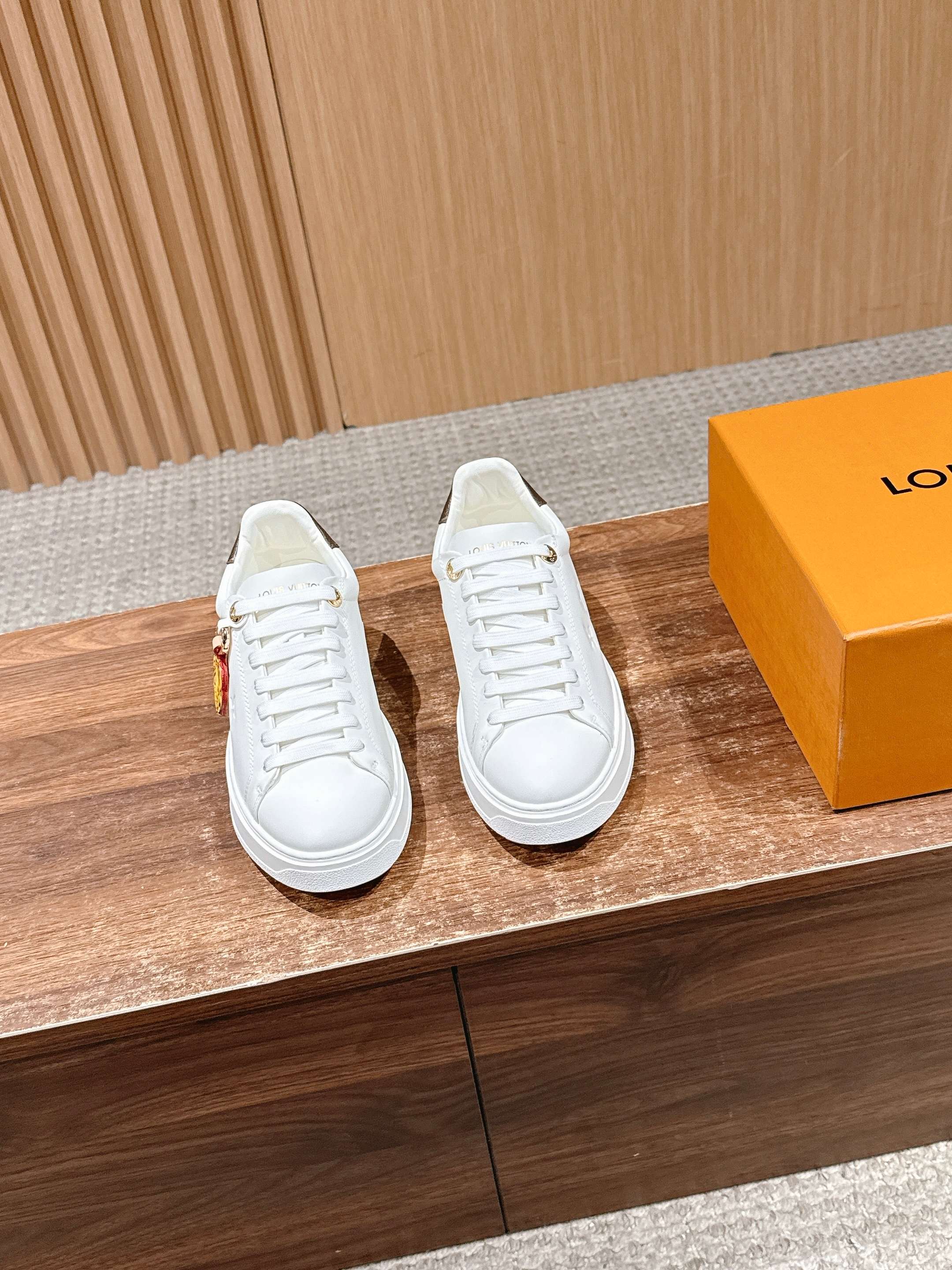 NO:646007,#LVJIA’s new pattern-printed classic thick-soled sneakers have a new layout. This Time Out sneaker is made of soft cow leather embossed with mini Monogram patterns, renewing the classic design of L and v. 3D logo embellishment, thickened convex outsole, and inscribed eyelets add exquisite details. Size35-39 (40/41 custom-made), casual shoes/sneakers, louis vuitton, louis vuitton, sneakers, cowhide19860909# 驴家新款花纹打印经典厚底运动鞋新版面 本款Time Out 运动鞋为柔软牛皮革压印迷你 Monogram图案,焕新L,v 的经典设计.3D标识点缀,加厚凸纹外底,铭纹孔眼再添精致细节 Size35-39（40/41定做）,休闲鞋/运动鞋,louis vuitton,louis vuitton,sneakers,cowhide,Women's Shoes