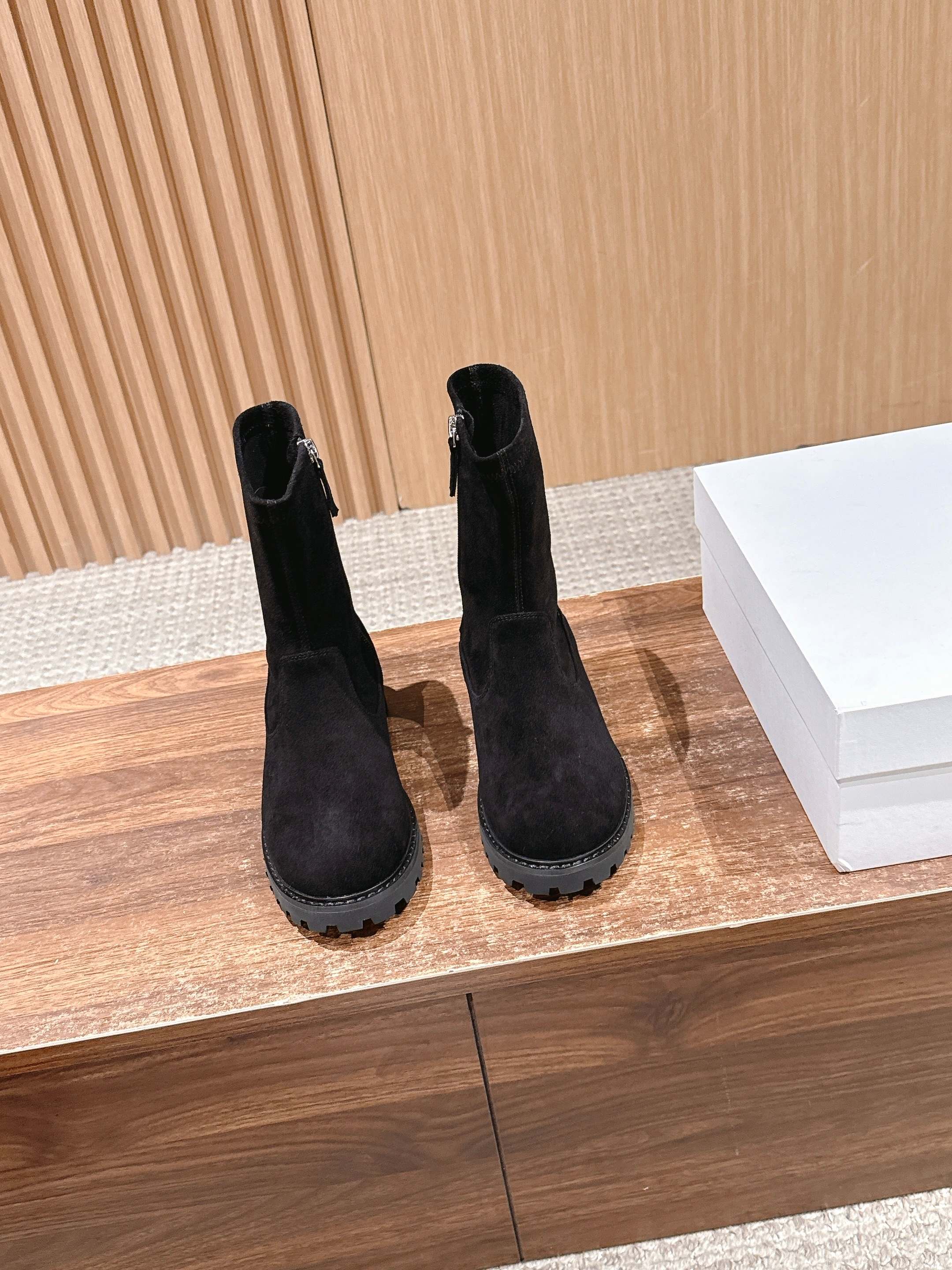 NO:645987,[Made in Guan] The Row genuine leather French retro round-toe minimalist and versatile flat-soled Chelsea zipper short boots. People who are wearing these boots must have them. They have a high-end yet simple feel. In fact, in addition to being good-looking, they are so comfortable that they are so easy to wear that you won’t want to take them off!  Paired with jeans, suit trousers and skirts, there is no sense of violation. The fabric is original imported suede. The sole is original sole. Size 35/36/37/38/39/40 (40 non-refundable), boots, boots, skirts, jeans, business suit, chamois leather19860909【莞产】The Row 真皮法式复古圆头极简百搭平底 切尔西拉链款短靴 磨脚星人一定要收了它 有一丢高级又简约的感觉其实除了好看以外它的舒适度真的是好穿到舍不得脱下来啦！ 搭配牛仔裤 西装裤 半身裙都毫无违和感 面料原版进口麂皮 鞋底原版鞋底 尺码35/36/37/38/39/40（40不退换）,靴子,boots,skirts,jeans,business suit,chamois leather,Women's Shoes