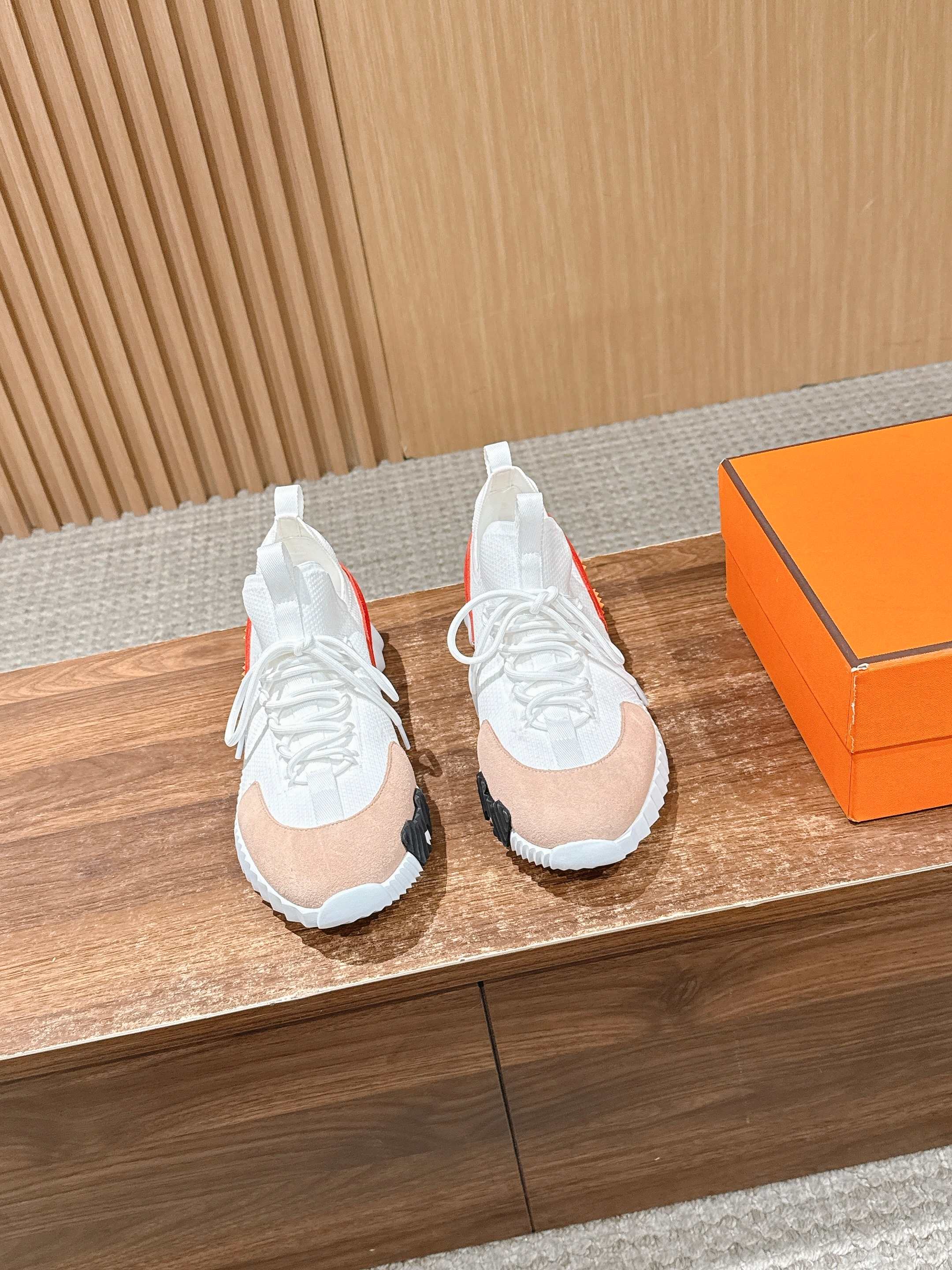 NO:669929,Men's #Hermès couple casual shoes knitted, calfskin and suede goatskin sneakers. The lightweight sole is decorated with contrasting patterns to create a versatile fashion style. Original open molded outsole Size women's size 35-39 /40 custom-made Men's size 39-44 /45 custom-made, dad shoes, hermes, sneakers, cowhide, sheepskin, chamois leather19860909男 #爱马仕情侣款休闲鞋 针织、小牛皮和麂皮山羊皮运动鞋. 轻盈鞋底装饰撞色图案,打造百搭时尚风格. 原版开模大底 Size女码35-39 /40定做 男码39-44 /45定做,老爹鞋,hermes,sneakers,cowhide,sheepskin,chamois leather,Women's Shoes