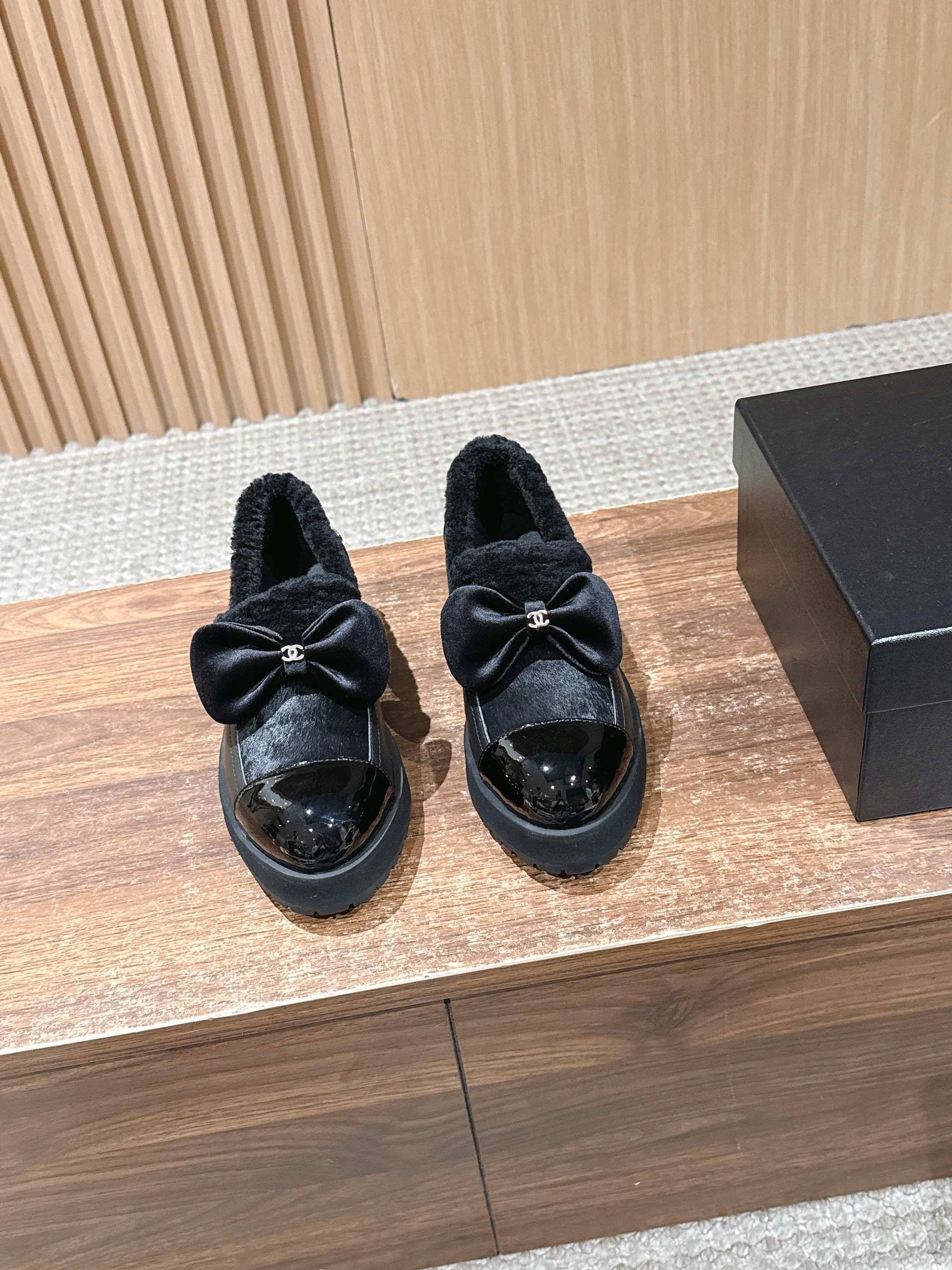 NO:669954,Chanel bow stitched style plush loafers casual shoes. The upper is made of patent leather, horse hair/plush material, and the inside of the shoe is designed with velvet, taking into account texture and warmth. It is available in three colors: black and white, black and gold, and all black, with different styles.  The head is decorated with the iconic black bow + double C metal buckle, which is a classic logo of Chanel and strengthens the brand recognition. It adopts the low-top slip-on version of loafers and is paired with a thick/flat sole design, which has both a sense of leisure and comfort. It is an autumn and winter shoe style that is both fashionable and practical. Wool upper, sheepskin lining, outsole, original molded outsole, increased by 3cm  size 35-41 (customized sizes 40 and 41 are not returnable), loafers, chanel, chanel, loafers, sheepskin19860909Chanel 香奈儿蝴蝶结拼接风毛绒乐福鞋休闲鞋 鞋面融合漆皮、马毛/毛绒材质,鞋内加绒设计,兼顾质感与保暖性；有黑白拼、黑金拼、全黑三种配色,风格各有侧重. 头处装饰标志性黑色蝴蝶结+双C金属扣,是香奈儿的经典标识,强化品牌辨识度.采用乐福鞋的低帮一脚蹬版型,搭配厚底/平底的鞋底设计,兼具休闲感与舒适度,属于兼具时尚与实穿性的秋冬款鞋型. 鞋面羊毛 内里羊皮 大底原版开模大底 增高3cm size35-41码（40、41码定制不退换）,乐福鞋毛毛鞋,chanel,chanel,loafers,sheepskin,Women's Shoes