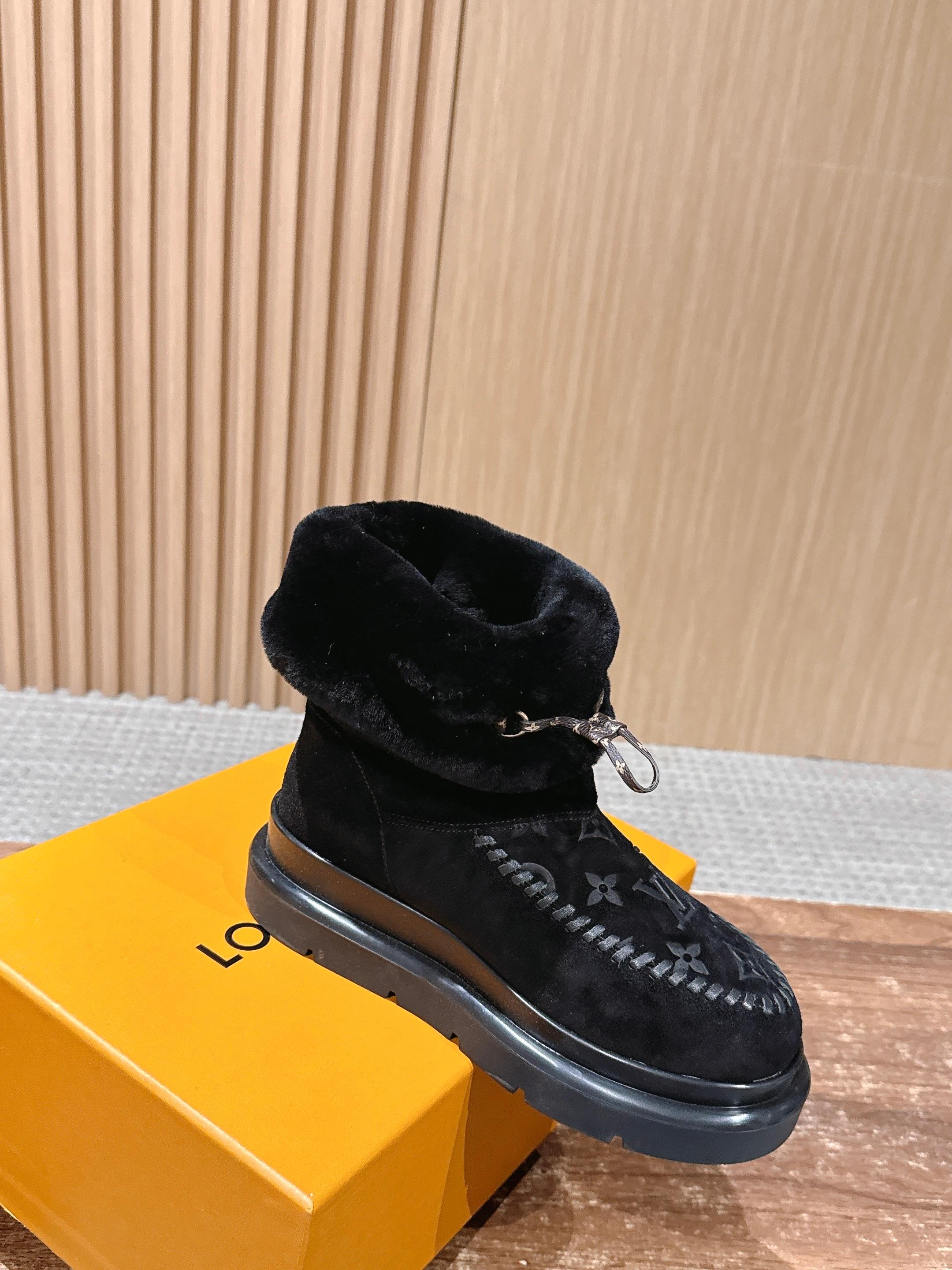 𝐋𝐨𝐮𝐢𝐬 𝐕𝐮𝐢𝐭𝐭𝐨𝐧#本款Cortina及踝靴出自 LVSki系列，将绒面牛皮革鞋面与舒适羊毛皮内衬融于一体。 M