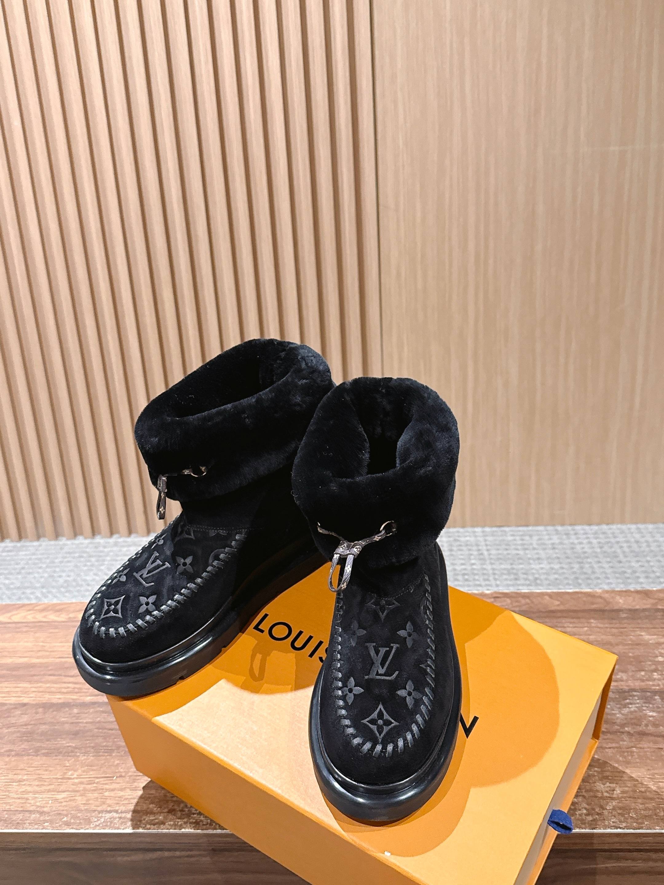𝐋𝐨𝐮𝐢𝐬 𝐕𝐮𝐢𝐭𝐭𝐨𝐧#本款Cortina及踝靴出自 LVSki系列，将绒面牛皮革鞋面与舒适羊毛皮内衬融于一体。 M