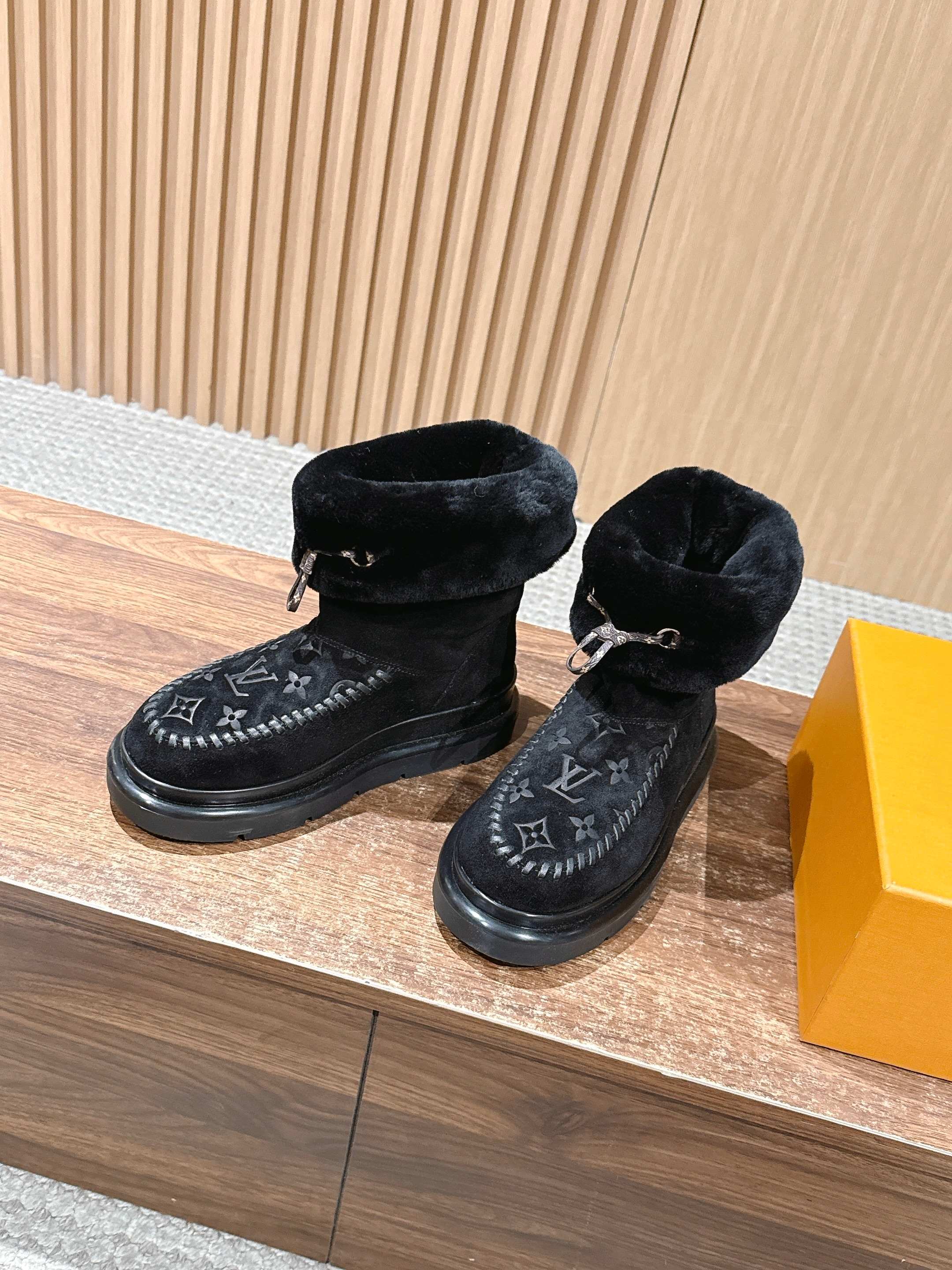 𝐋𝐨𝐮𝐢𝐬 𝐕𝐮𝐢𝐭𝐭𝐨𝐧#本款Cortina及踝靴出自 LVSki系列，将绒面牛皮革鞋面与舒适羊毛皮内衬融于一体。 M