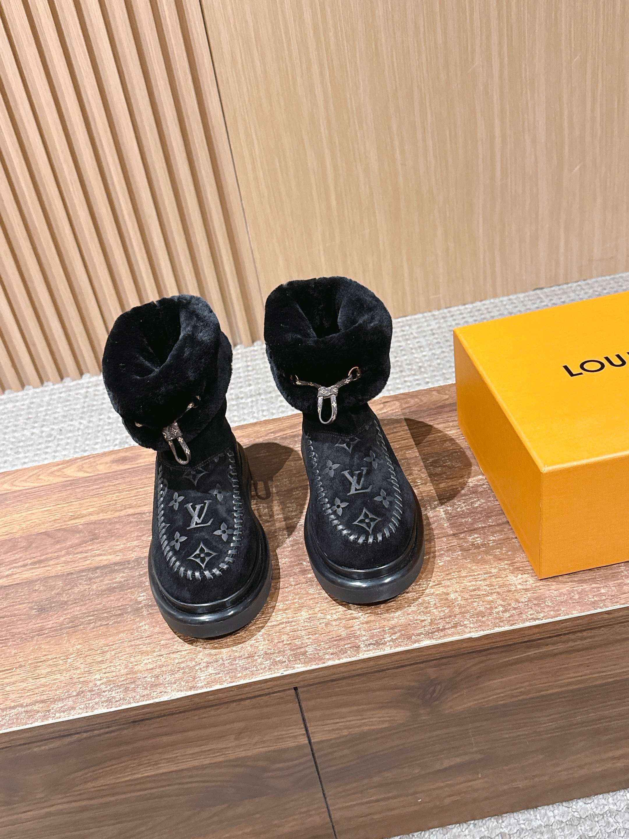 𝐋𝐨𝐮𝐢𝐬 𝐕𝐮𝐢𝐭𝐭𝐨𝐧#本款Cortina及踝靴出自 LVSki系列，将绒面牛皮革鞋面与舒适羊毛皮内衬融于一体。 M