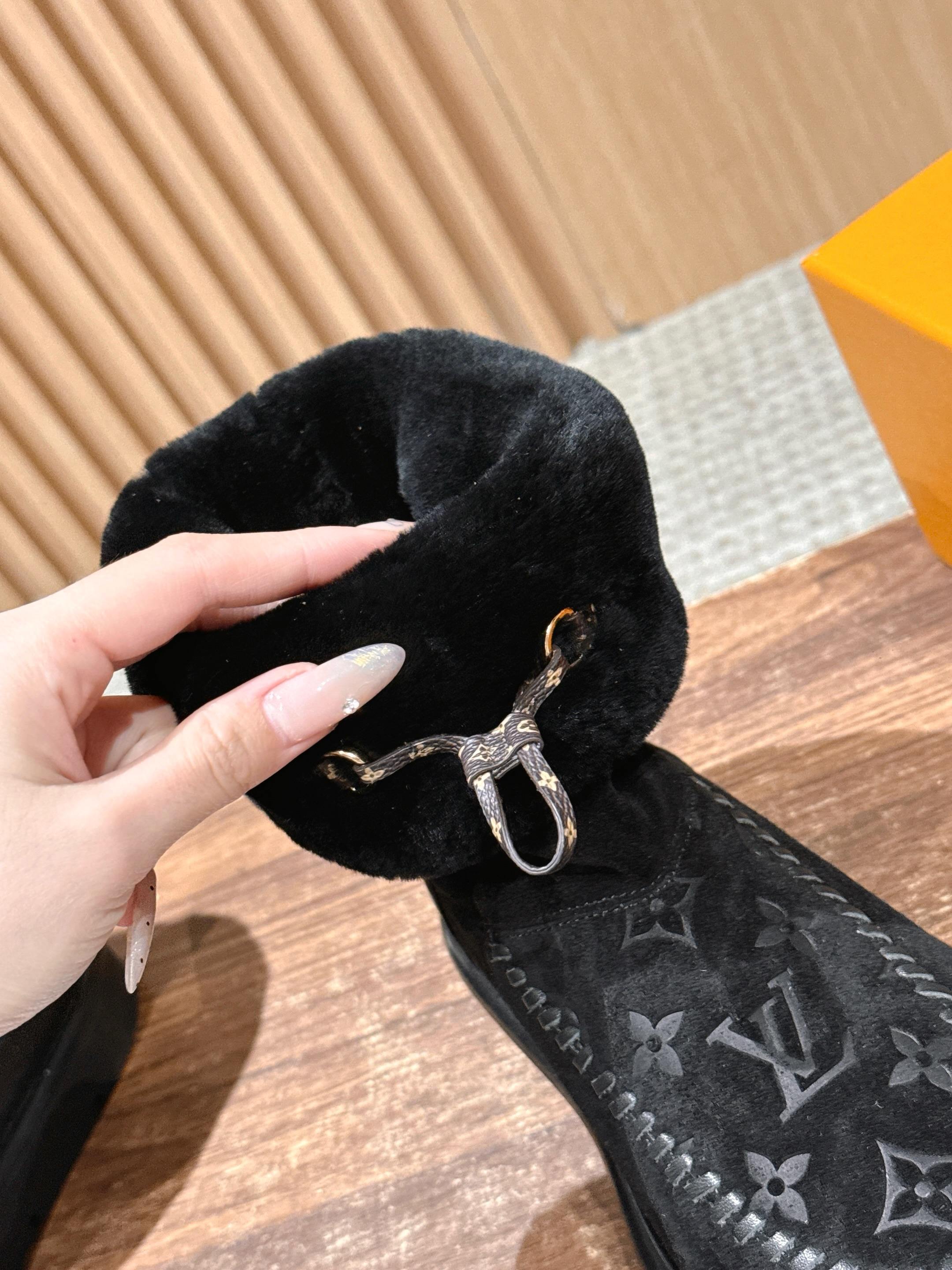 𝐋𝐨𝐮𝐢𝐬 𝐕𝐮𝐢𝐭𝐭𝐨𝐧#本款Cortina及踝靴出自 LVSki系列，将绒面牛皮革鞋面与舒适羊毛皮内衬融于一体。 M