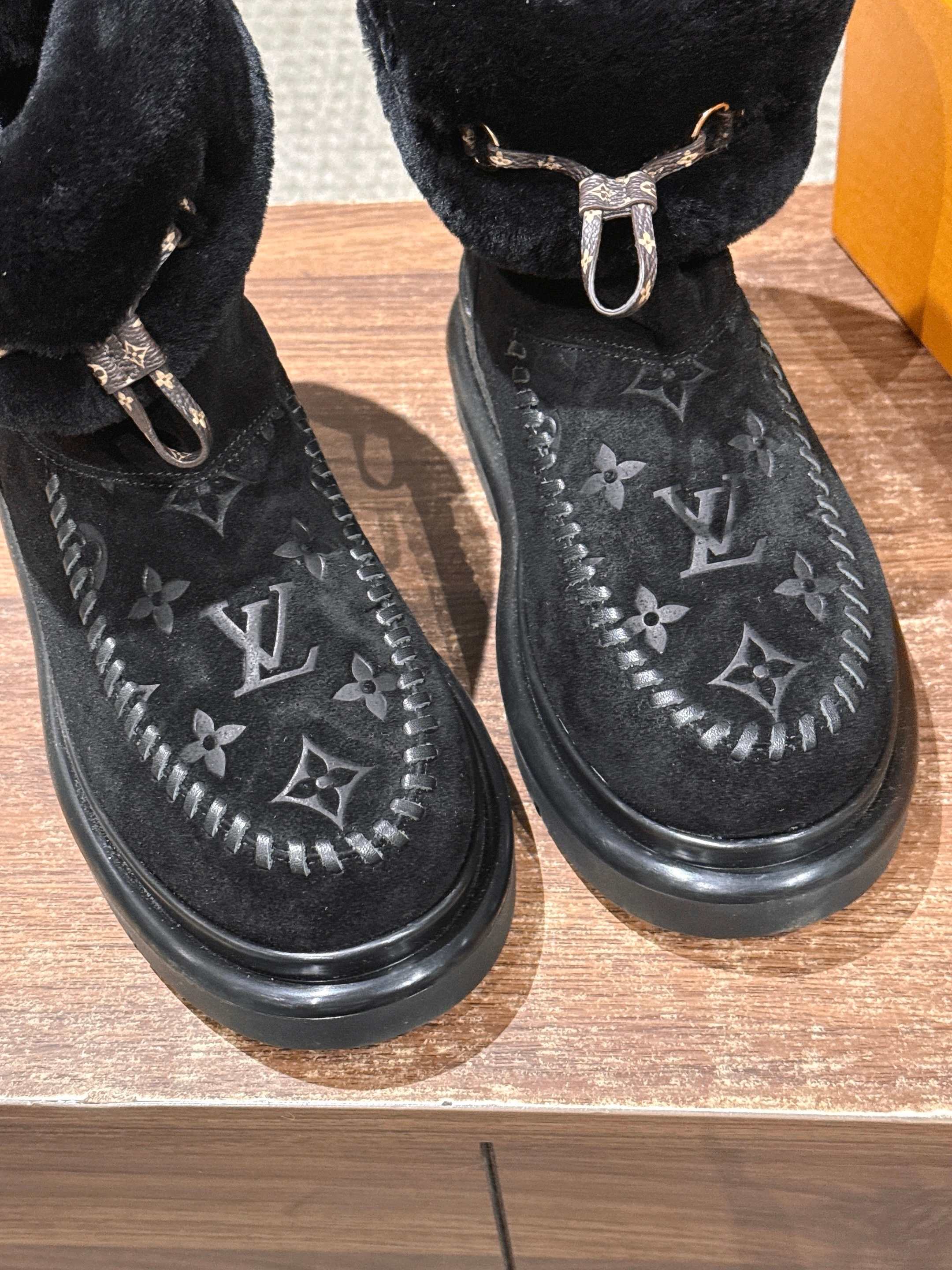 𝐋𝐨𝐮𝐢𝐬 𝐕𝐮𝐢𝐭𝐭𝐨𝐧#本款Cortina及踝靴出自 LVSki系列，将绒面牛皮革鞋面与舒适羊毛皮内衬融于一体。 M