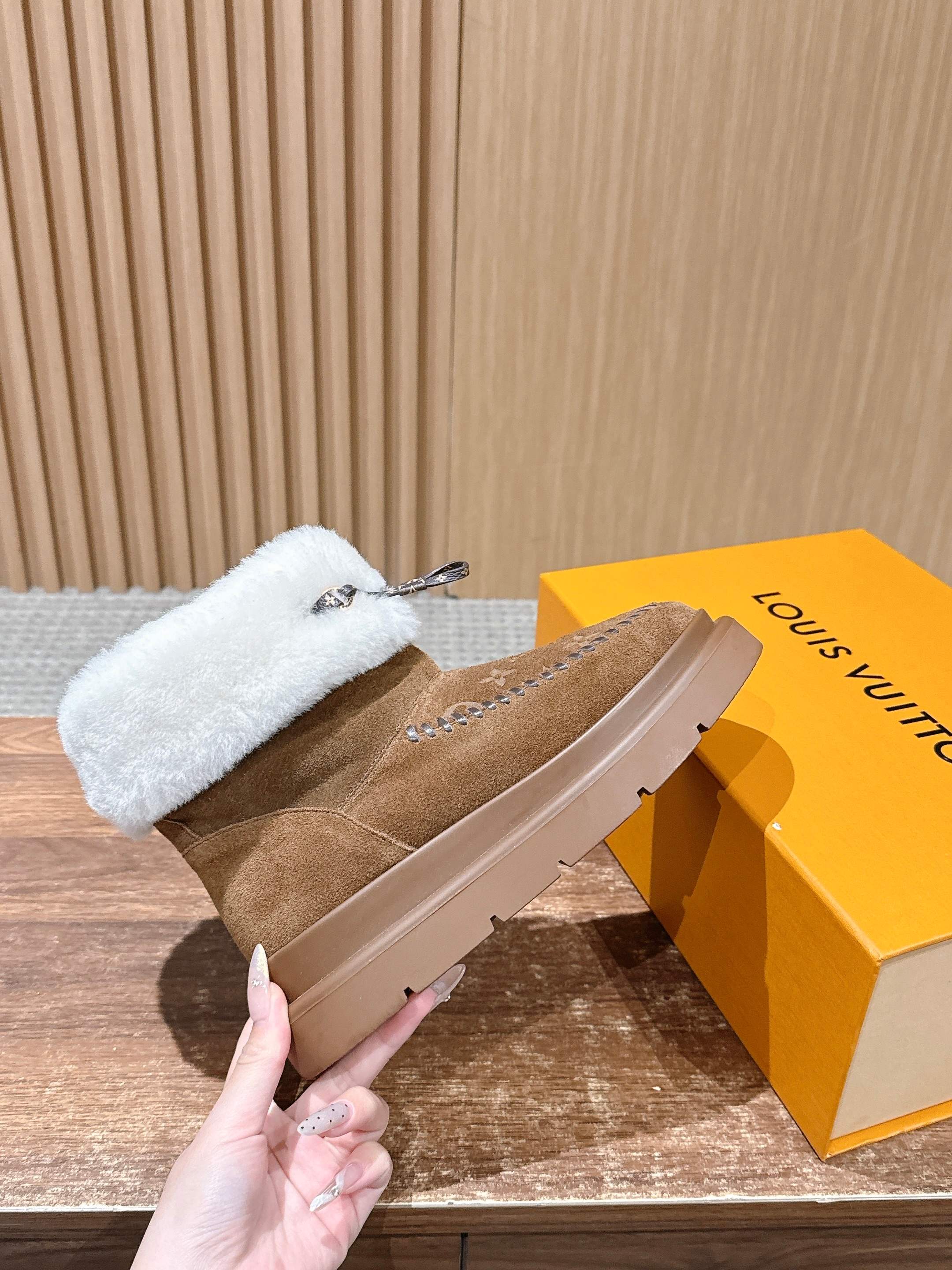 𝐋𝐨𝐮𝐢𝐬 𝐕𝐮𝐢𝐭𝐭𝐨𝐧#本款Cortina及踝靴出自 LVSki系列，将绒面牛皮革鞋面与舒适羊毛皮内衬融于一体。 M