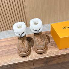 𝐋𝐨𝐮𝐢𝐬 𝐕𝐮𝐢𝐭𝐭𝐨𝐧#本款Cortina及踝靴出自 LVSki系列,将绒面牛皮革鞋面与舒适羊毛皮内衬融于一体。 M 𝐋𝐨𝐮𝐢𝐬 𝐕𝐮𝐢𝐭𝐭𝐨𝐧#本款Cortina及踝靴出自 LVSki系列,将绒面牛皮革鞋面与舒适羊毛皮内衬融于一体。 M