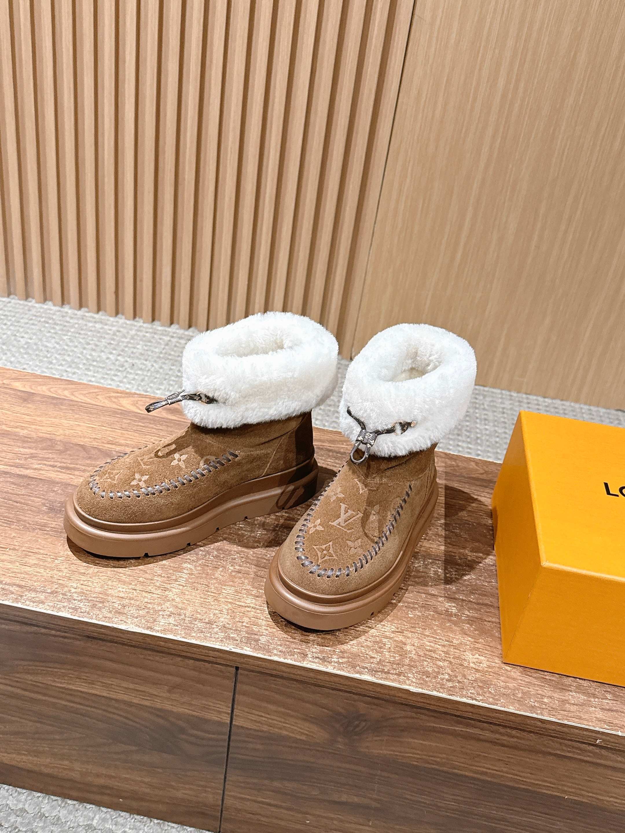 𝐋𝐨𝐮𝐢𝐬 𝐕𝐮𝐢𝐭𝐭𝐨𝐧#本款Cortina及踝靴出自 LVSki系列，将绒面牛皮革鞋面与舒适羊毛皮内衬融于一体。 M
