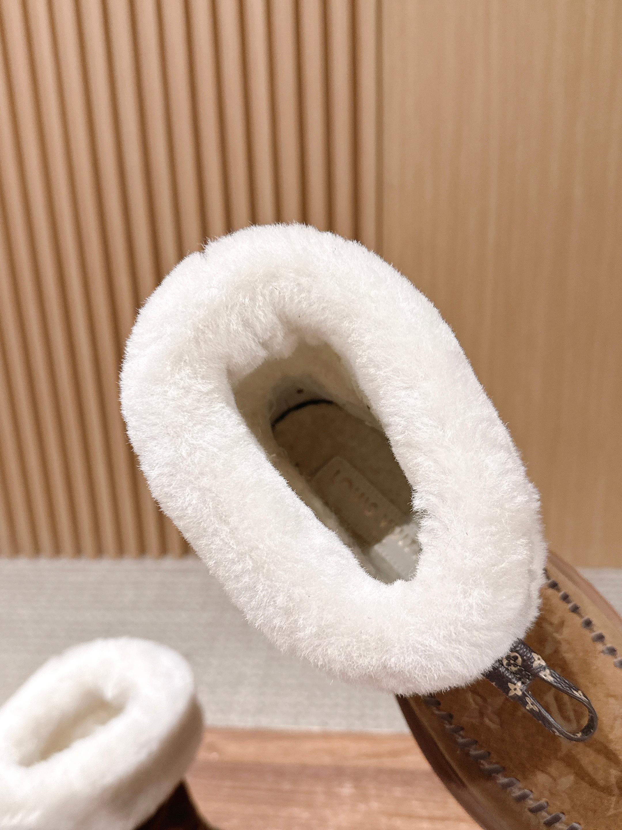 𝐋𝐨𝐮𝐢𝐬 𝐕𝐮𝐢𝐭𝐭𝐨𝐧#本款Cortina及踝靴出自 LVSki系列，将绒面牛皮革鞋面与舒适羊毛皮内衬融于一体。 M