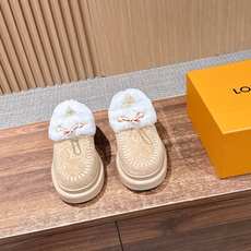 𝐋𝐨𝐮𝐢𝐬 𝐕𝐮𝐢𝐭𝐭𝐨𝐧#本款Cortina及踝靴出自 LVSki系列,将绒面牛皮革鞋面与舒适羊毛皮内衬融于一体。 M 𝐋𝐨𝐮𝐢𝐬 𝐕𝐮𝐢𝐭𝐭𝐨𝐧#本款Cortina及踝靴出自 LVSki系列,将绒面牛皮革鞋面与舒适羊毛皮内衬融于一体。 M