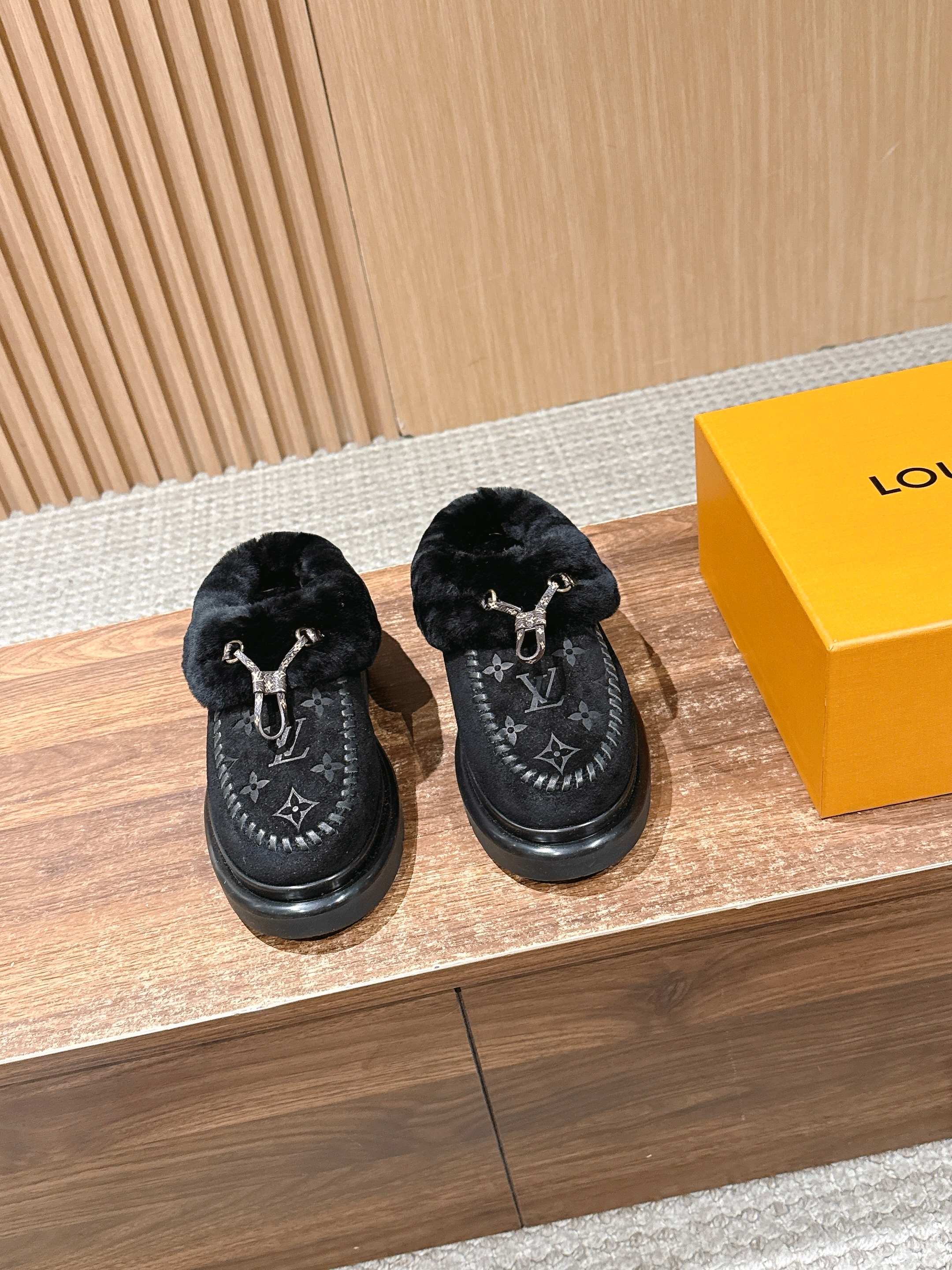 NO:669945,#This Cortina ankle boot from the LVSki collection combines a suede calfskin upper with a comfortable shearling lining. The Monogram patterned upper and leather laces embellished with the LV Circe logo create exquisite details. It is equipped with a non-slip rubber outsole, which can be seamlessly switched between winter holidays and urban life. Shearling lining rubber outsole, sole lugs decorated with Monogram flowers  Size35-39 (40/41 customization is non-returnable), half-slip fur shoes, louis vuitton, boots, cowhide19860909#本款Cortina及踝靴出自 LVSki系列,将绒面牛皮革鞋面与舒适羊毛皮内衬融于一体. Monogram 图案鞋面与点缀 LV Circe 标识的皮革鞋带构筑考究细节.搭配防滑橡胶外底,可于冬日假期与都市生活间无缝切换.羊毛皮内衬 橡胶外底,鞋底凸纹饰有 Monogram 花卉 Size35-39（40/41定制不退换）,半拖毛毛鞋,louis vuitton,boots,cowhide,Women's Shoes