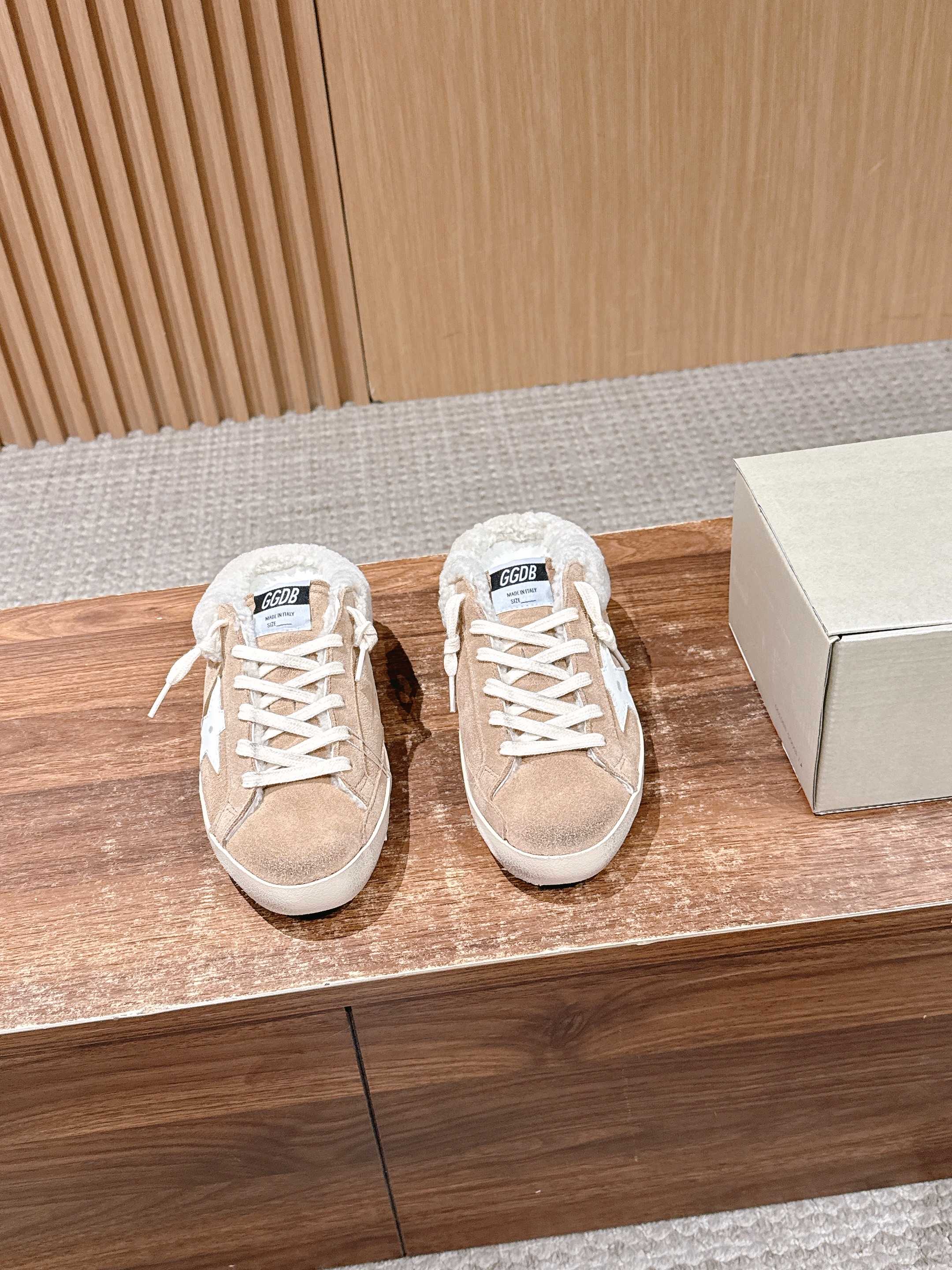 NO:669928,# 25ss Milk Tea Color Velvet Pants Mules Shoes Small Dirty Shoes Casual Shoes The upper is milk tea color/light brown suede leather, soft texture and gentle tone, a versatile earth tone; with off-white rubber star decoration and distressed laces, continuing the brand's iconic 'little dirty shoes' old craftsmanship, the hand-polished wear effect is natural. GGDB is retained on the tongue  The brand logo and 'SUPER-STAR' series label are fully recognizable; the sole has a slightly worn edge treatment, maintaining the brand's consistent retro street style. The upper is cow suede, the lining is wool, and the outsole is original molded outsole. Increased by 2.5cm. SIZE35-40 size (40 size customization is not returnable), casual shoes/sports shoes, sneakers19860909# 25ss奶茶色加绒裤穆勒鞋板鞋小脏鞋休闲鞋 鞋面为奶茶色/浅棕绒面革,质感柔软且色调温柔,属于百搭的大地色系；搭配米白色橡胶星星装饰和做旧鞋带,延续品牌标志性的“小脏鞋”做旧工艺,手工打磨的磨损效果自然. 鞋舌处保留GGDB 品牌标识和“SUPER-STAR”系列标签,辨识度拉满；鞋底带有轻微做旧的磨边处理,保持品牌一贯的复古街头风格. 鞋面牛反绒 内里羊毛 大底原版开模大底 增高2.5cm SIZE35-40码（40码定制不退换）,休闲鞋/运动鞋,sneakers,Women's Shoes