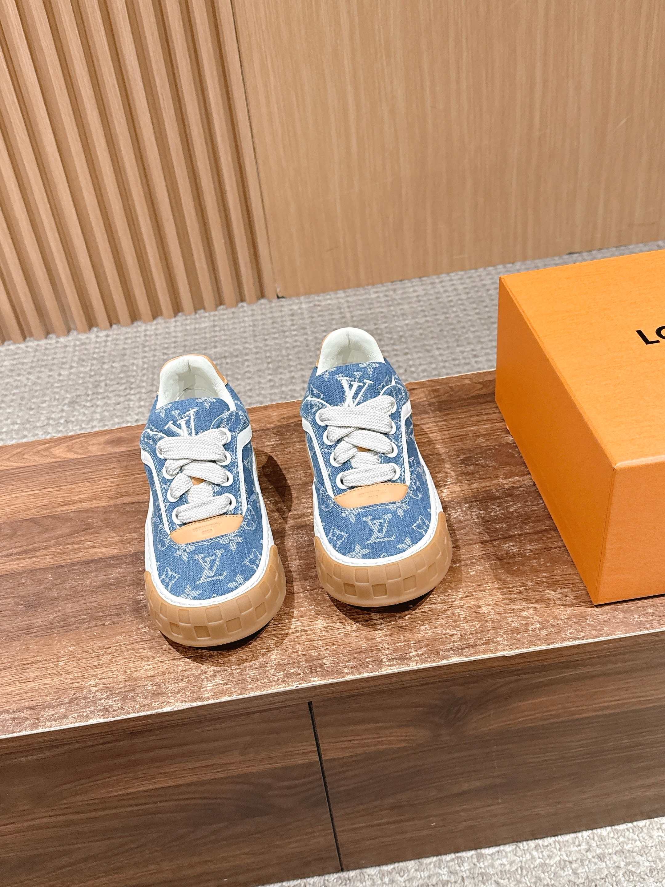 NO:669938,#Donkey brand new thick-soled presbyopia casual shoes and sports shoes, wide fabric laces + thick-soled rubber outsole, Damier checkerboard pattern on the toe box, Monogram flowers on the outsole, retro and brand recognition; low-top version, blending the retro feel and modern trend, it is a casual and versatile luxury sports shoe; Suede material, sheepskin lining, original molded outsole Size35-45 (women's 40/men's 45 customization is not returnable), casual shoes/sports shoes, louis  vuitton,sneakers,sheepskin,chamois leather19860909#驴牌新款厚底老花休闲鞋运动鞋 宽幅织物鞋带+厚底橡胶外底,鞋头有Damier棋盘格、外底点缀Monogram花卉,复古又有品牌辨识度；低帮版型,融合年代复古感与现代潮流,属于休闲百搭的奢侈运动鞋； 麂皮材质 羊皮内里 原版开模大底 Size35-45（女40/男45定制不退换）,休闲鞋/运动鞋,louis vuitton,sneakers,sheepskin,chamois leather,Women's Shoes