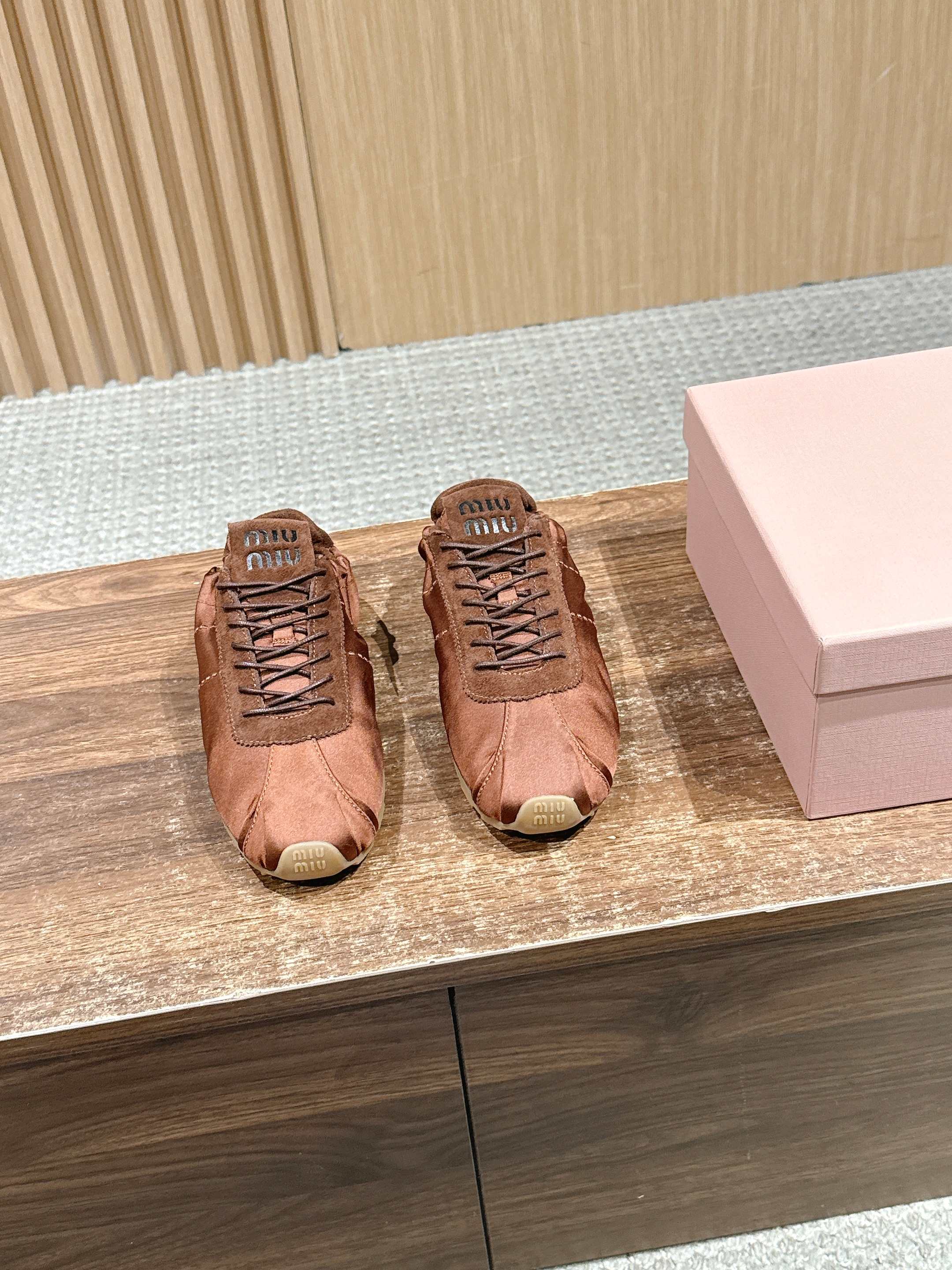 NO:669940,Miu Miu Satin Ballet De Training Shoes Casual Shoes combine the casual sportiness of De Training Shoes with the elegance and softness of ballet shoes. They have both a retro sports style and a sense of sophistication of French ballet. The satin upper has glossy wrinkles, and the suede adds a soft mist feel, making it both visually and tactilely advanced.  Paired with flat shoelaces, the shoe shape is narrow and compact, with a rounded toe and light-colored rubber flat sole, which is light and makes the foot smaller. The leather insole is soft and comfortable for the upper foot, and the flat-soled design is not tiring for daily walking. There are many colors to choose from, and it can be worn with skirts and jeans. It is a popular item for sweet-cool and ballet-style wear. The upper is high-mercerized cow suede/silk cloth, the lining cloth/sheepskin, and the rubber outsole is increased by 2cm.  SIZE35-40 (customized sizes 40 are non-refundable), casual shoes/sports shoes, sneakers, skirts, jeans, sheepskin, real silk, chamois leather19860909缪缪缎面芭蕾德训鞋休闲鞋 把德训鞋的休闲运动感和芭蕾舞鞋的优雅柔和结合,既有复古运动风,又带法式芭蕾的精致感.缎面鞋面自带光泽褶皱,麂皮增加柔雾感,视觉和触感都很高级. 搭配扁平鞋带,鞋型偏窄巧,鞋头圆润+浅色橡胶平底,轻盈又显脚小.皮革内底,上脚软和舒适,平底设计日常走路也不累.颜色多选,能搭裙子、牛仔裤,是甜酷风合芭蕾风穿搭的热门单品. 鞋面高丝光牛反绒/真丝布 内里布/羊皮 大底橡胶大底 增高2cm SIZE35-40码（40码定制不退换）,休闲鞋/运动鞋,sneakers,skirts,jeans,sheepskin,real silk,chamois leather,Women's Shoes