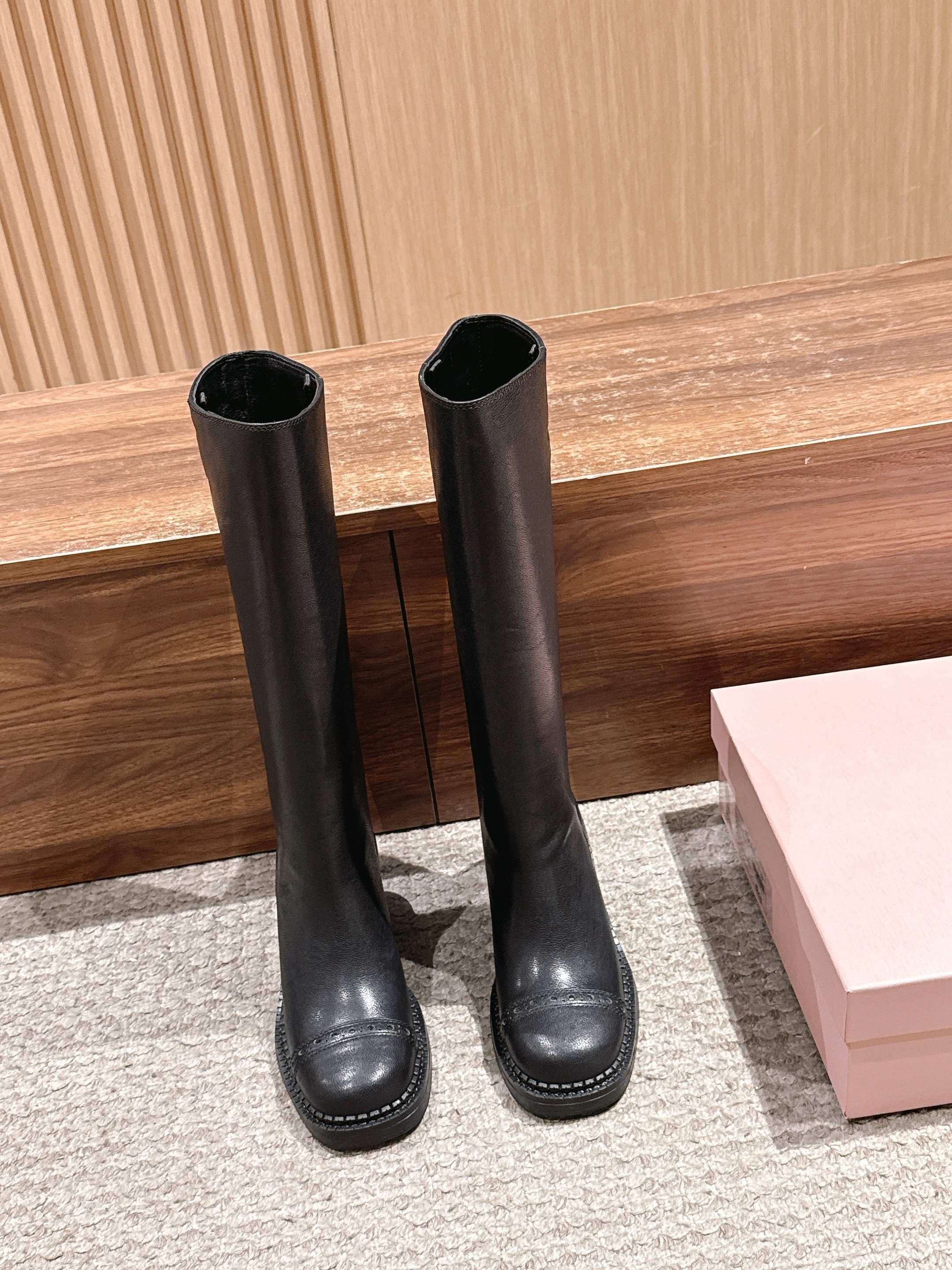 NO:669953,Miu Miu Miu Miu's new sweet and cool style black thick heel high boots  Classic high-top boot shape, with a round toe + thick heel and thick sole. The toe has brogue carving details. The silver stitching decoration on the edge of the boot shaft is the highlight. It is simple and recognizable, with a sweet and cool style. The thick heel + thick sole has an obvious heightening effect but a stable center of gravity, making it easier to walk than  The slender heel is relaxed; the width of the boot shaft is loose, which is more suitable for thick calves. It modifies the leg shape without constricting the legs. It can be worn with short skirts for a sweet and cool girly style, and can also be paired with suits and wide-leg pants to create a casual and cool look. It is a versatile style for autumn and winter, 'one boot can be worn with many styles'.  Butter leather material, cowhide lining, increased by 7cm, Size 35-40 (customized size 40 is not returnable), boots, miumiu, boots, skirts, business suit, cowhide19860909Miu Miu 缪缪新品甜酷风黑色粗跟高筒靴长靴  经典高筒靴型,搭配圆头+粗跟厚底,鞋头有布洛克雕花细节,靴筒边缘的银色缝线装饰是亮点,既简约又有辨识度,甜酷风拉满.粗跟+厚底,增高效果明显但重心稳,走路比细跟轻松；靴筒宽度偏宽松,对小腿粗的适配度更高,修饰腿型的同时不勒腿.既能搭短裙、甜酷少女风,也能配西装、阔腿裤打造轻熟飒爽感,是秋冬“一靴多搭”的百搭款.  牛油皮材质 牛皮里 增高7cm Size35-40码（40码定制不退换）,靴子,miumiu,boots,skirts,business suit,cowhide,Women's Shoes