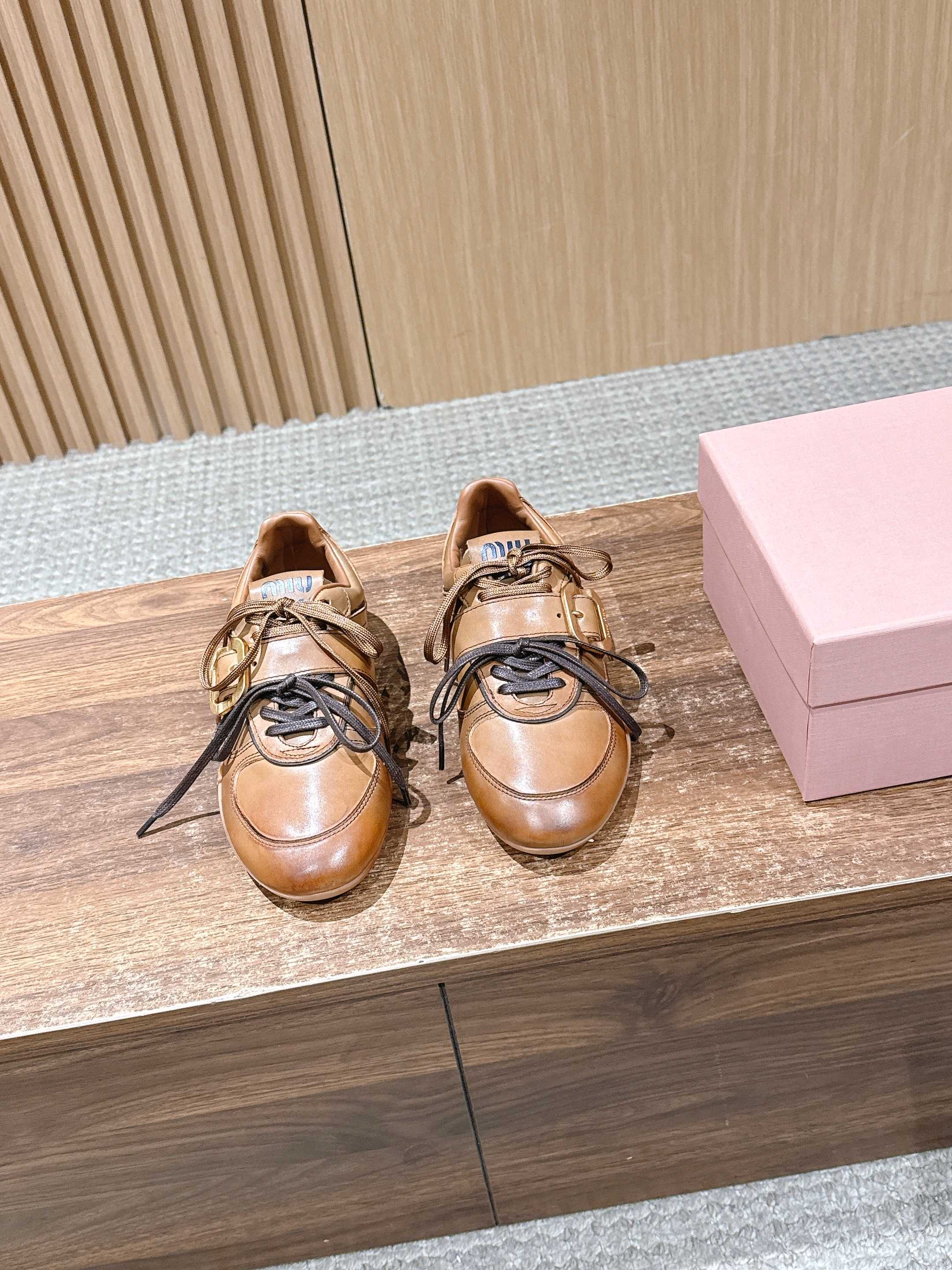 NO:669939,Miu Miu Miu Miu's new spring and summer catwalk style polished cowhide casual shoes. The show craftsmanship comes from the details of the Miu Miu series. The trend element of the new season is a multi-faceted collision with the concept of love at the moment, conveying modern style~ It looks good no matter how you wear it. This summer's fashionista's favorite does not look very comfortable. Super comfortable on the feet. The fabric is imported and color-brushed cowhide. The lining is original and the outsole is original.  Size 35/36/37/38/39/40, casual shoes/sports shoes, miumiu, sneakers, cowhide19860909Miu Miu 缪缪春夏新款走秀款擦色牛皮德训休闲鞋 秀场工艺来自Miu Miu系列的细节特写 新季的潮流要素一 与此刻挚爱的概念,多元对撞,传达现代风格~ 怎么穿都好看今夏时髦精最爱 看起来不怎么舒服 上脚超级舒服 面料进口对版擦色牛皮 内里原版内里 大底原版鞋底 尺码35/36/37/38/39/40,休闲鞋/运动鞋,miumiu,sneakers,cowhide,Women's Shoes