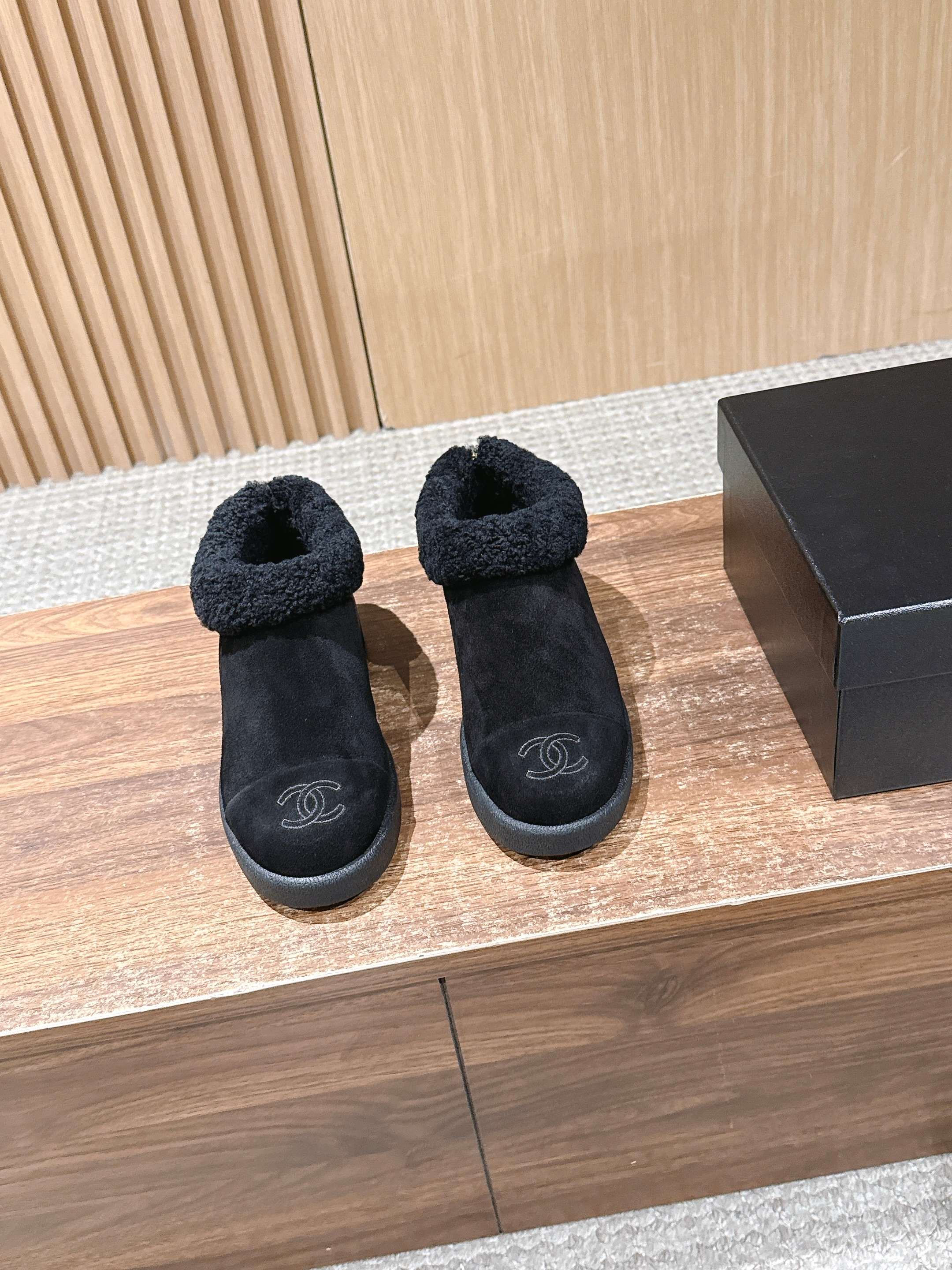 NO:669933,CHANEL Chanel color-blocked wool snow boots adopt the classic 'double C' logo + small fragrance contrasting color design, with a light and luxurious retro tone, and are highly fashionable. The main body is made of suede material, soft to the touch; the collar and lining are all wool, which has strong warmth retention in autumn and winter, taking into account comfort and warmth. The half-drag design is easy to put on and take off;  Paired with a variety of styles such as skirts and trousers, covering daily commuting, leisure travel and other scenes, it is a beautiful and practical shoe choice in autumn and winter. The upper is made of high-mercerized cow suede, the inner fur is integrated with all wool, and the outsole is customized with rubber outsole. Size 35/36/37/38/39/40 (40 non-refundable), semi-slip fur shoes, chanel, chanel, boots, skirts19860909CHANEL 香奈儿拼色羊毛雪地靴 采用经典“双C”标识+小香风 撞色设计,自带轻奢复古调性,时尚辨识度高. 主体绒面材质,触感柔软； 鞋口及内里全羊毛,秋冬保暖性强,兼顾舒适与温暖. 半拖设计,穿脱便捷； 搭配裙装、裤装等多种风格,覆盖日常通勤、休闲出行等多场景,是秋冬兼具美观与实用的鞋款选择. 鞋面高丝光牛反绒 内里皮毛一体全羊毛 大底定制橡胶大底 尺码35/36/37/38/39/40（40不退换）,半拖毛毛鞋,chanel,chanel,boots,skirts,Women's Shoes