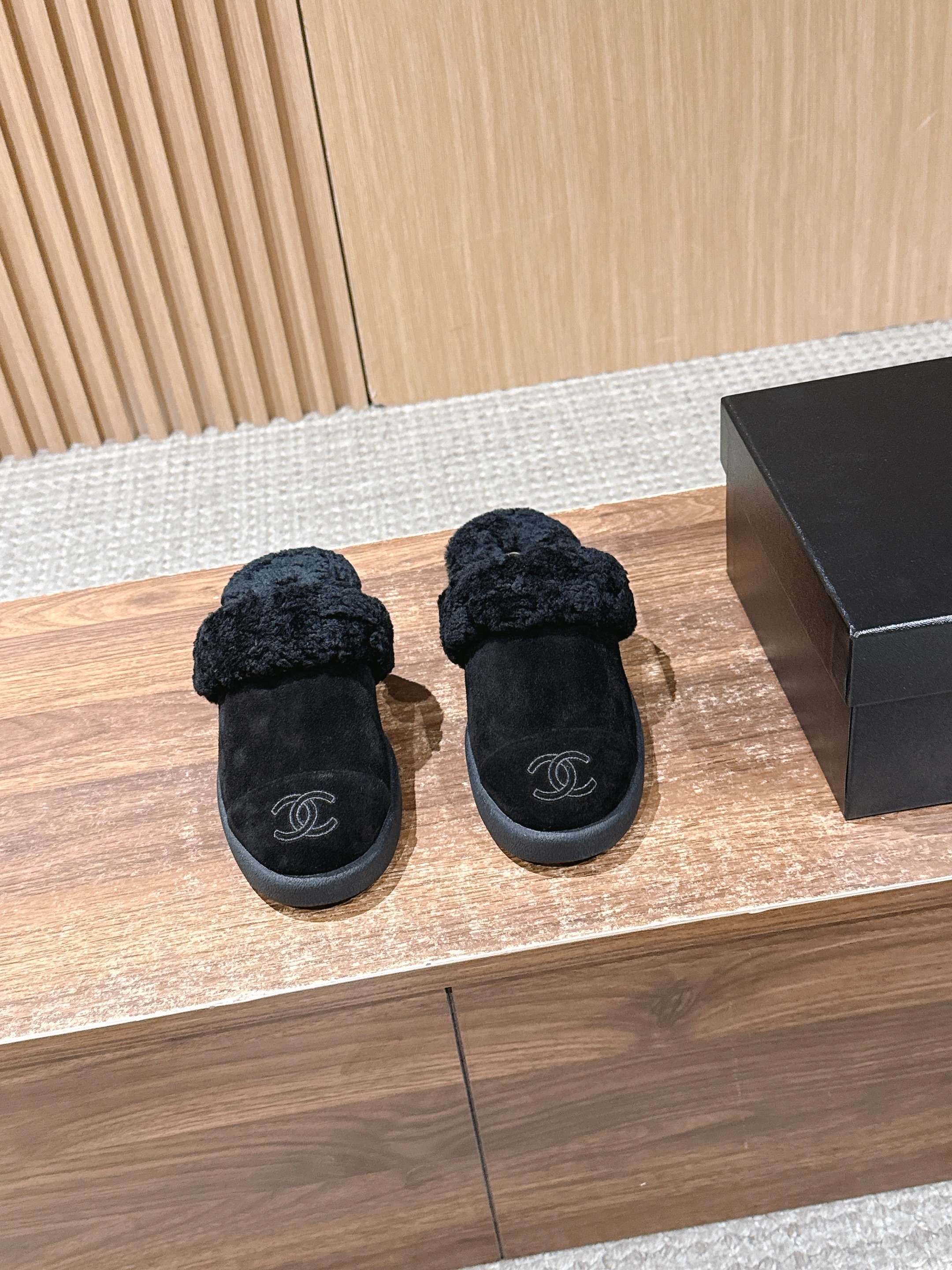 NO:669936,CHANEL Chanel color-blocked wool slippers adopt the classic 'double C' logo + small fragrance contrasting design, with a light and luxurious retro tone, and are highly fashionable. The main body is made of suede material, soft to the touch; the collar and the inside of the shoe are all wool, which has strong warmth retention in autumn and winter, taking into account both comfort and warmth. The half-mug design is easy to put on and take off; it can be matched with skirts, trousers and other styles to cover daily commuting, leisure travel and other scenes. It is a beautiful and practical shoe choice in autumn and winter.  High-mercerized cow suede upper, all-wool fur lining, customized rubber outsole, size 35/36/37/38/39/40 (40 non-refundable), semi-furry shoes, chanel, chanel, skirts19860909CHANEL 香奈儿拼色羊毛拖 采用经典“双C”标识+小香风 撞色设计,自带轻奢复古调性,时尚辨识度高. 主体绒面材质,触感柔软； 鞋口及内里全羊毛,秋冬保暖性强,兼顾舒适与温暖. 半拖设计,穿脱便捷； 搭配裙装、裤装等多种风格,覆盖日常通勤、休闲出行等多场景,是秋冬兼具美观与实用的鞋款选择. 鞋面高丝光牛反绒 内里皮毛一体全羊毛 大底定制橡胶大底 尺码35/36/37/38/39/40（40不退换）,半拖毛毛鞋,chanel,chanel,skirts,Women's Shoes