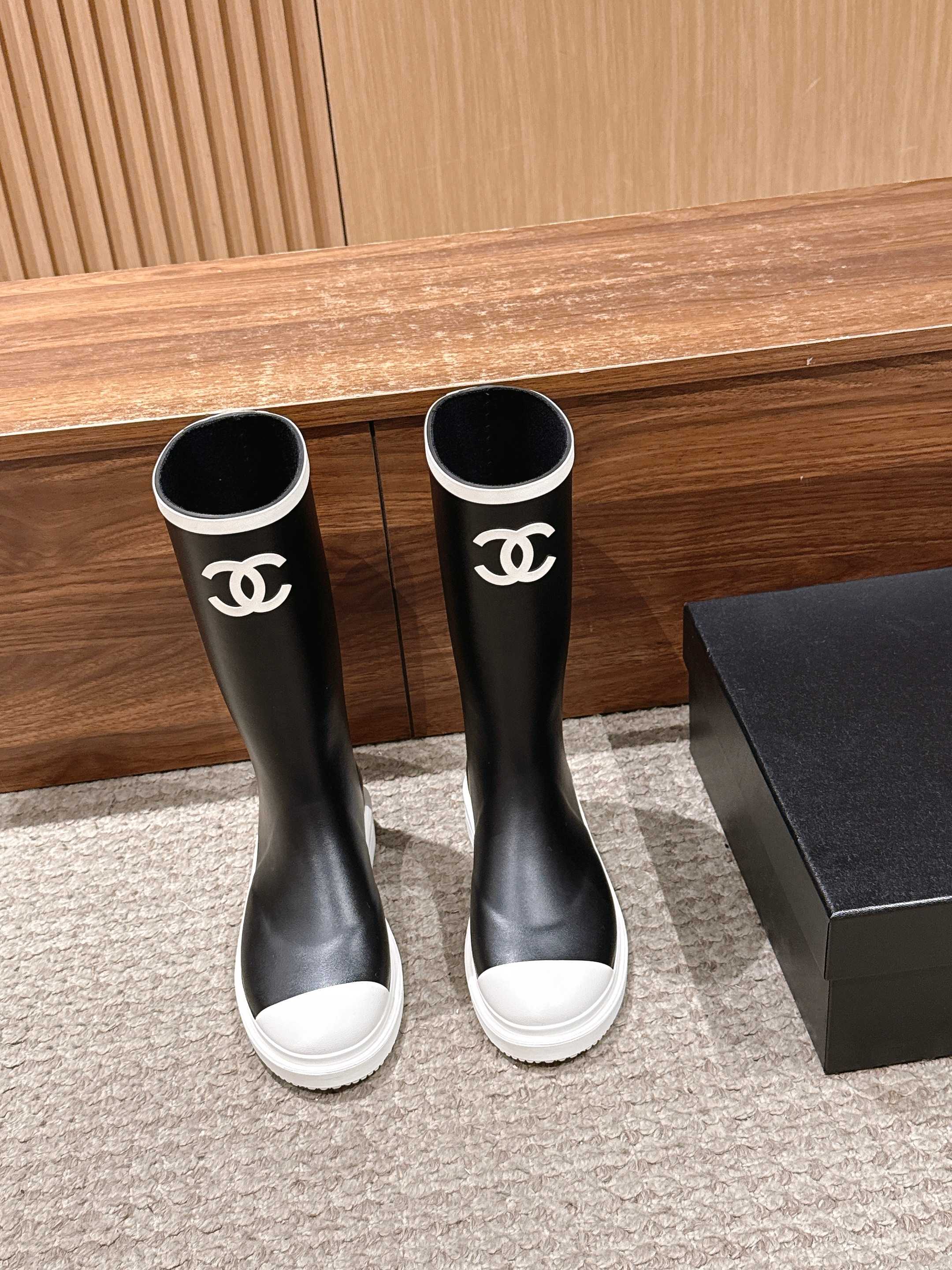 NO:669931,CHANEL Chanel rubber non-slip rain boots are made of waterproof rubber material, which is both practical and durable. It is suitable for wet scenes such as rainy days. It has a classic black and white color scheme + the brand's double C logo. The style is simple and advanced, with a light luxury texture. The shoe shape is mid-calf style, and the contrasting design of the boot opening and toe increases the level of detail and is not monotonous.  Thick-soled shoes combine a comfortable foot feel with a slight heightening effect, making daily walking easy. The design combines fashion and functionality, and can be used as rain gear or as a daily styling item. Rubber upper, cotton wool lining, outsole, rubber outsole, increased by 3.5cm, size 35-40 (customized size 40 is not returnable), boots, chanel, chanel, boots, rain boots19860909CHANEL 香奈儿橡胶防滑雨靴长筒靴 采用防水橡胶材质,兼具实用性与耐用性,适配雨天等潮湿场景经典黑白配色+品牌双C标识,风格简约高级,自带轻奢质感.鞋型是中筒款式,靴口和鞋头的撞色设计增加细节层次,不单调 厚底鞋型兼顾舒适脚感与轻微增高效果,日常行走轻松.设计融合时尚与功能性,既能作为雨具使用,也可作为日常造型单品. 鞋面橡胶 内里棉毛布 大底橡胶大底 增高3.5cm size35-40码（40码定制不退换）,靴子,chanel,chanel,boots,rain boots,Women's Shoes