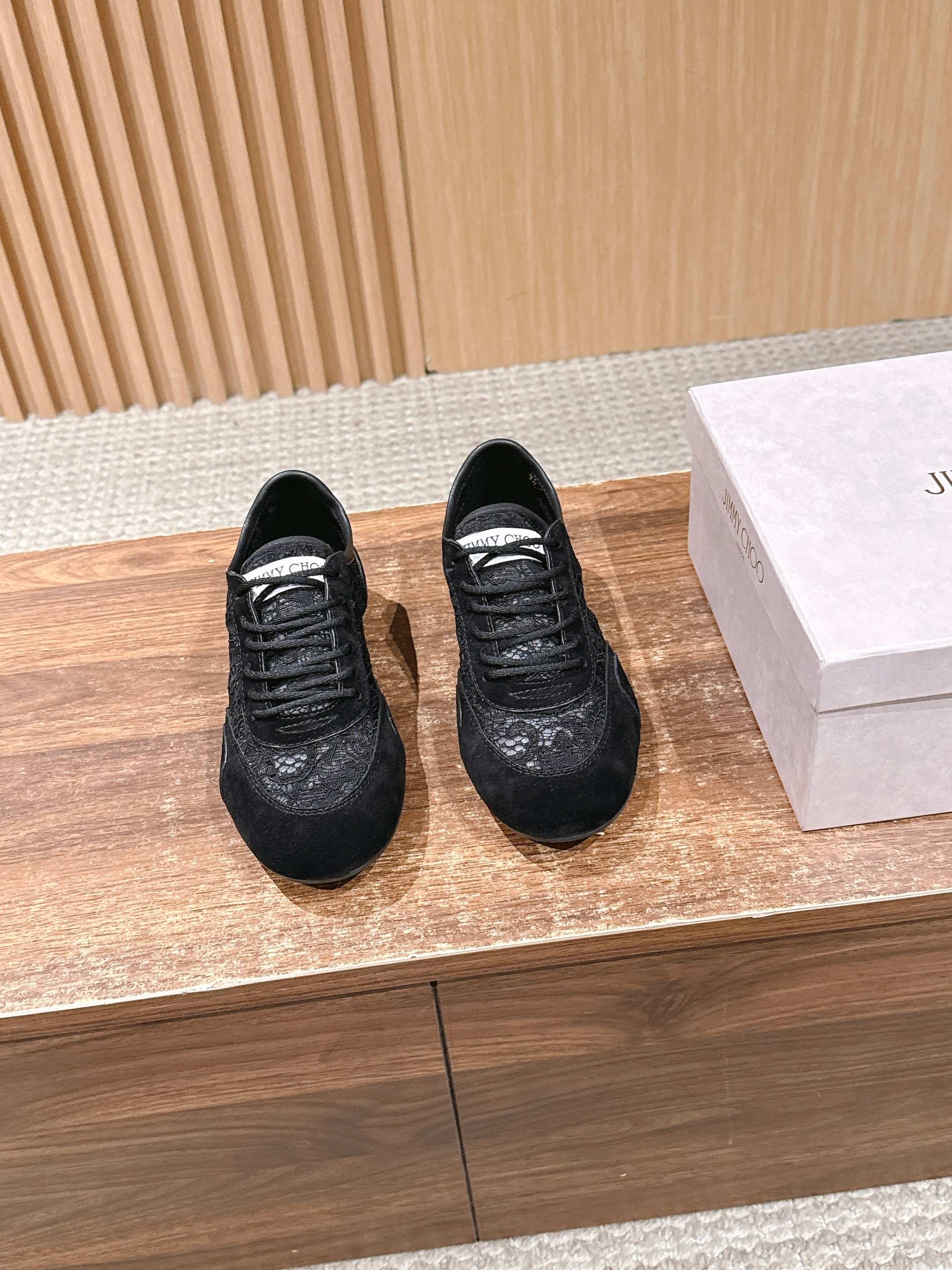 NO:669927,JIMMY CHOO Jimmy Choo's new casual white shoes, moral training shoes, are designed with the latest technology, with a strong three-dimensional effect and the integration of multiple technologies, subverting fashion and super stylish!  The combination is super beautiful. The original one-to-one cowhide leather has a unique design style. It is good-looking and has unique advantages. It is versatile and trendy. It can be salty or sweet!  Size35-39 (40 customized, non-returnable), casual shoes/sports shoes, jimmy choo, sneakers, cowhide19860909JIMMY CHOO 周仰杰新款休闲小白鞋德训鞋,采用最新工艺设计,立体感强多种工艺融合一起,颠覆时尚,超级有型！搭配超美.原版一比一牛京拼牛皮独特设计风格,好看又独特优势,百搭又潮流,可盐可甜！Size35-39（40定制不退换）,休闲鞋/运动鞋,jimmy choo,sneakers,cowhide,Women's Shoes