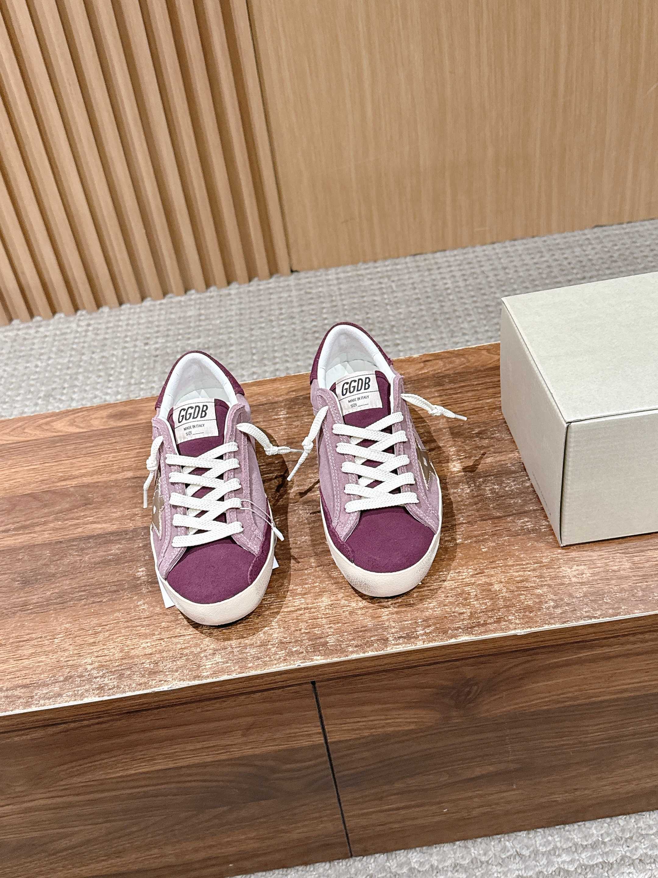 NO:705482,The top version of the Golden Goose Deluxe Brand Snerkers series of small dirty shoes. GGDB's new color small dirty shoes are popular earlier than the white shoes. Breaking the traditional aesthetic, the small dirty shoes have done it!  Celebrity private server on-feet demonstration is so versatile!  You no longer have to worry about washing your shoes!  Original custom-made cowhide for the upper, terry cloth lining + cowhide lining, new TR outsole/rubber outsole + high foam welt imported from Italy!  Exclusive molded latex insole with 3.2cm inner height increase. The inner height increase is particularly well hidden. Most people will not notice that we have inner height increase. The insole is separate and can be taken out!  The process of polishing, coloring, and making the shoes dirty is all done by hand, super retro!  The latest colors!  Size 35/36/37/38/39/40 (40 non-refundable), casual shoes/sports shoes, sneakers, cowhide19860909顶级版本 Golden Goose Deluxe Brand Snerkers系列小脏鞋 GGDB新色小脏鞋火红程度比小白鞋还要早,打破传统审美,小脏鞋做到了！明星私服上脚示范 就是这么百搭 ！再也不用担心洗鞋的问题啦！鞋面原版定制牛皮,内里毛巾布+牛皮里,大底新款TR大底/橡胶大底+意大利进口高发泡沿条！独家开模乳胶垫 3.2cm内增高鞋垫,内增高藏的特别好,一般人不会发现我们有内增高,鞋垫是单独的,可以取出！鞋子从打磨上色,以及把鞋子变脏的过程都是纯手工完成,超级复古！ 最新配色！ 尺码35/36/37/38/39/40（40不退换）,休闲鞋/运动鞋,sneakers,cowhide,Women's Shoes