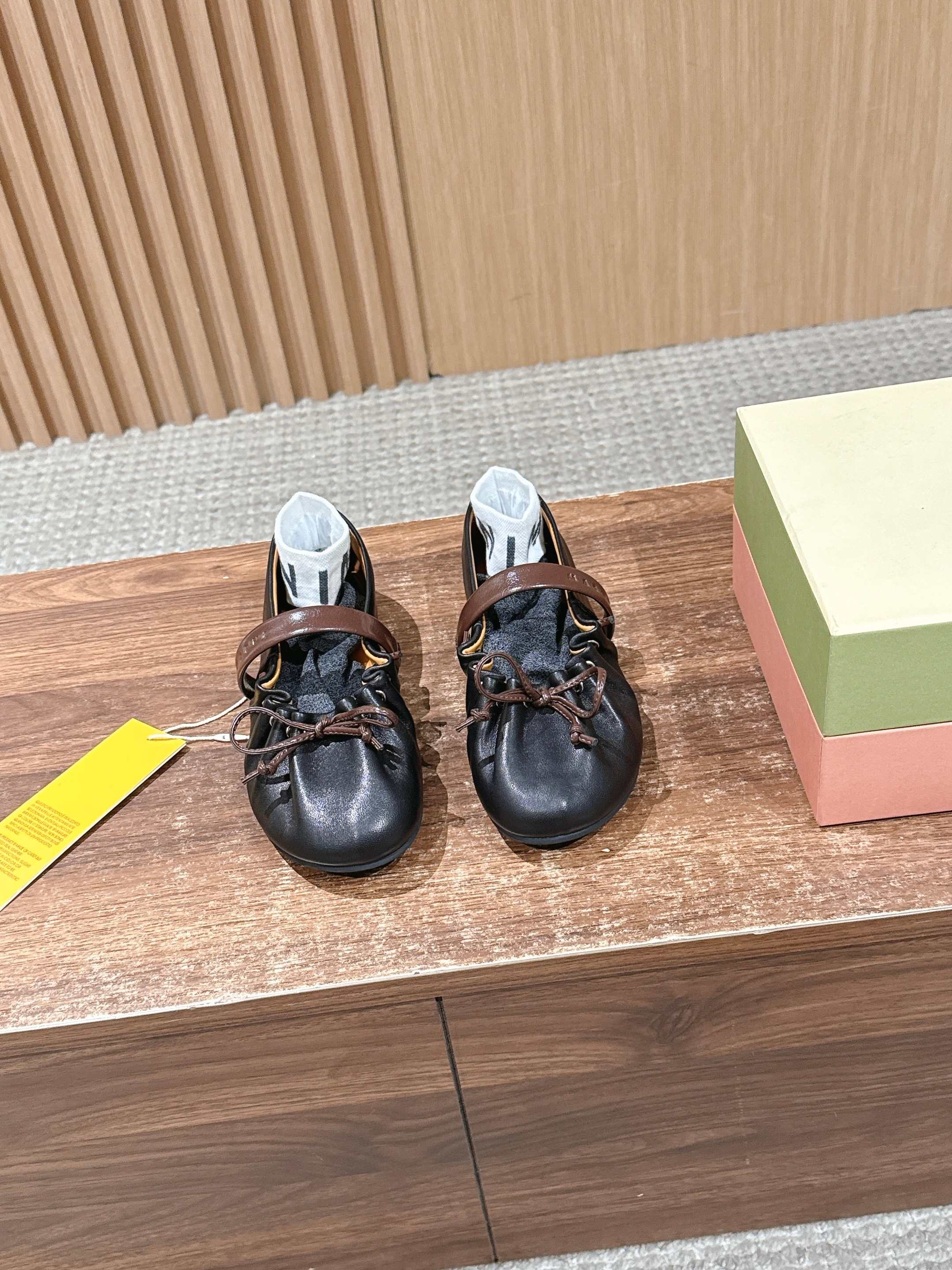 NO:705467,The top version of MARNI Mani pleated ruffled Mary Jane ballet flats combines the soft shoe shape of ballet flats with the thin straps of Mary Jane shoes. The shoe mouth is decorated with ruffle pleats, and the toe is matched with a thin ribbon bow. The sweet element adds a retro cool feeling due to the texture of leather, breaking the single elegance of ballet shoes.  The upper is made of soft leather, and the shoe body has an elastic pleated design that can fit the foot shape without pressuring the foot; the flat-soled heelless version is matched with a slightly wide shoe last, taking into account the comfort and tolerance of daily walking. The childlike ruffles and bows are combined with the simple ballet shoe shape to create a highly recognizable shoe that combines 'sweet girl style + retro style'. Sheepskin upper, sheepskin lining, foam rubber outsole, increased by 2cm  size 35-40 (customized sizes 40 are non-refundable), ballet shoes, marni, mary jane, flats, sheepskin19860909顶级版本 MARNI 玛尼褶皱荷叶边玛丽珍芭蕾鞋平底鞋 融合芭蕾平底鞋的柔软鞋型与玛丽珍鞋的细绑带,鞋口加入荷叶边褶皱装饰,鞋头搭配细带蝴蝶结,甜美元素中又因皮革的质感增添了复古酷感,打破了芭蕾鞋的单一优雅感. 鞋面采用软质皮革,鞋身有弹性褶皱设计,能贴合脚型且不压脚；平底无跟的版型搭配微宽的鞋楦,兼顾日常行走的舒适度与包容性.童趣的荷叶边、蝴蝶结与简约的芭蕾鞋型结合,打造出辨识度高的“甜妹风+复古风”结合的鞋款. 鞋面羊皮 内里羊皮 大底橡胶发泡 增高2cm size35-40码（40码定制不退换）,芭蕾舞鞋,marni,mary jane,flats,sheepskin,Women's Shoes