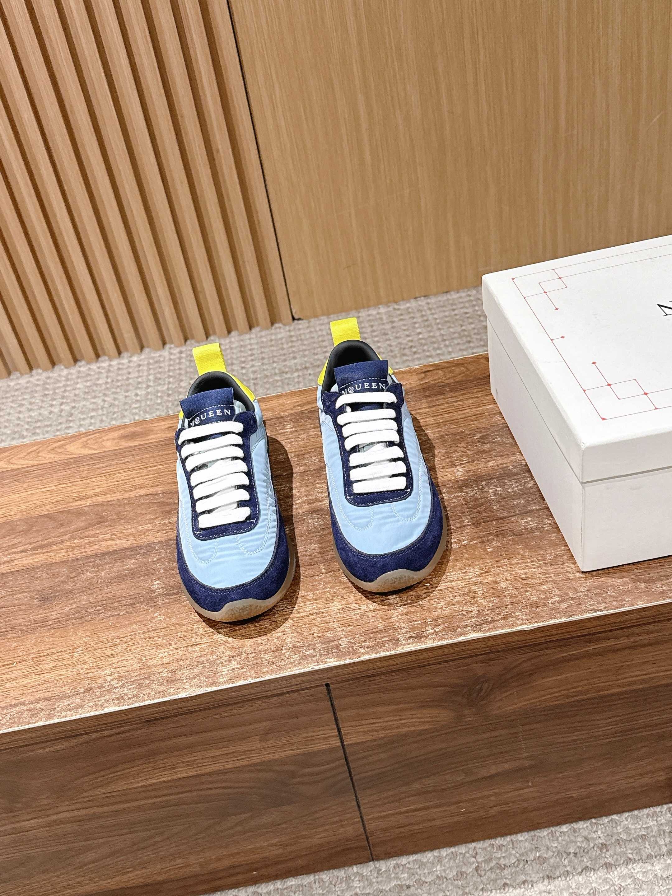 NO:680206,Men +10 Alexander McQueen McQueen's latest spring and summer couples' moral training shoes casual shoes are the most popular moral training shoes at the moment. Inspired by the classic retro college style, it is a new interpretation of the classic, lightweight, comfortable and breathable, a must-have item for all seasons. Whether it is paired with jeans or a skirt, there is no pressure to switch styles! Speaking of comfort, these shoes are also quite good! The suede material makes the feet feel softer, suitable for long-term wear, and you will not feel tired even when shopping. This detail really touched me!  Material: High mercerized cow suede patchwork, mixed sheepskin lining, original molded rubber outsole Size: Women's size 35-39/40, Men's size 40-44/45, casual shoes/sports shoes, alexander mcqueen, sneakers, skirts, jeans, sheepskin, chamois leather19860909男＋10 Alexander McQueen 麦昆春夏最新情侣款 德训鞋 休闲鞋 当下最火爆的一款的德训鞋 灵感来自经典复古学院风,全新演绎经典,轻便、舒适、透气的四季必备单品 无论是搭配牛仔裤还是裙子,风格切换毫无压力!说到舒适感,这双鞋也是相当出色!麂皮材质让脚感更柔软,适合长时间穿着,即便是逛街也不会觉得累.这个细节真是打动了我！材质高丝光牛反绒拼布 内里混种羊皮 原版开模橡胶大底 Size女码35-39/40订 男码40-44/45订,休闲鞋/运动鞋,alexander mcqueen,sneakers,skirts,jeans,sheepskin,chamois leather,Women's Shoes