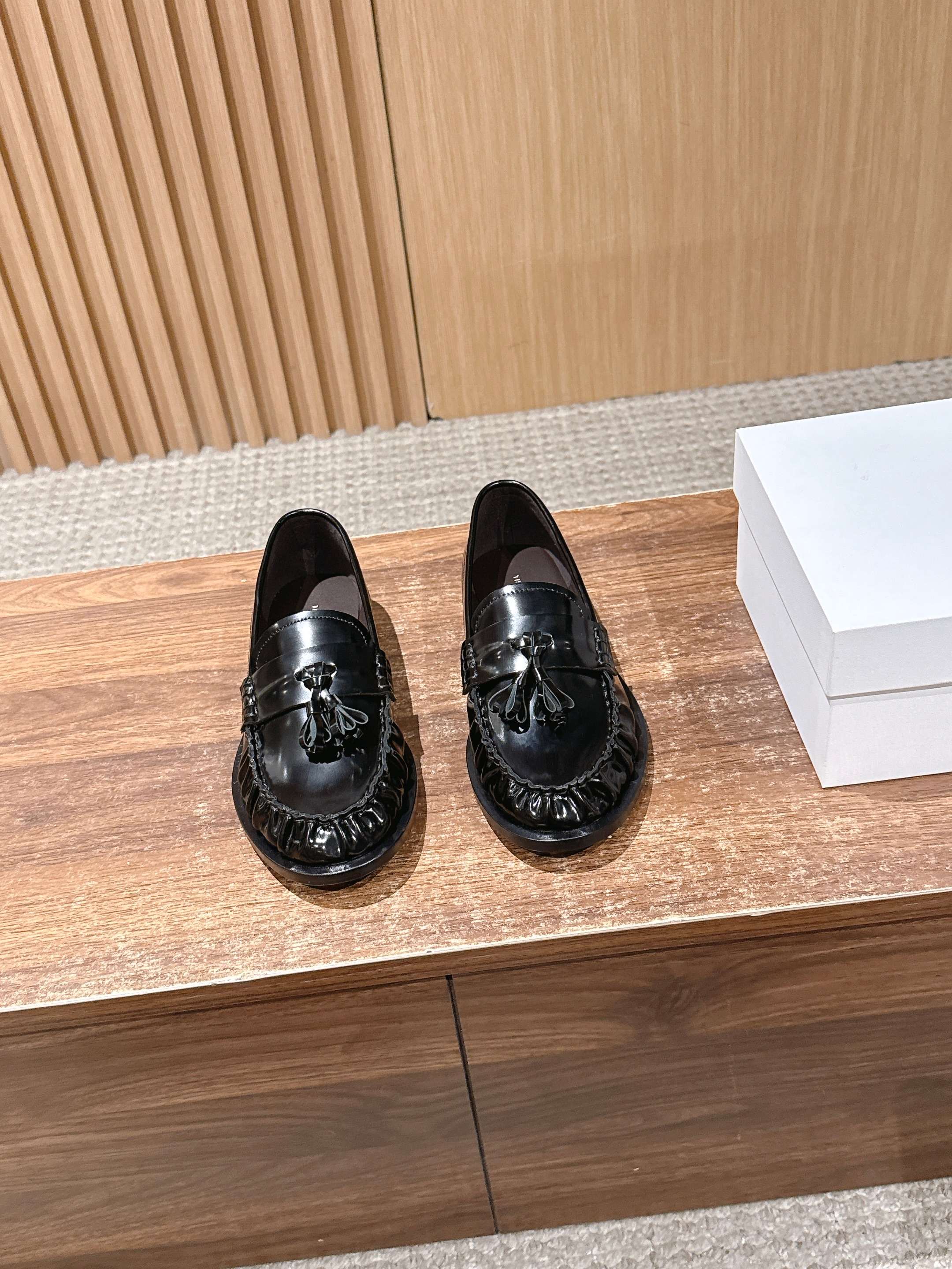 NO:680186,[Made in Guangzhou] The Row's new tassel loafers. The uppers are fully hand-stitched with unique tassel design. They look super good on the feet. The style is really invincible for autumn and winter. Although it is made of open-edge bead fabric, the uppers are made of fully hand-stitched stitches. They are much softer than ordinary shoes and are very comfortable. The fabric is the same as the original version of custom-made imported smooth calfskin. The lining is imported full-grain mixed sheepskin. The outsole is imported from Italy and has a double-layer genuine leather outsole with TPU injection on the forefoot.  Size 35/36/37/38/39/40 (40 non-returnable), loafers, loafers, cowhide, sheepskin, Leather soles19860909【莞产】The Row 新款流苏乐福鞋 鞋面全手工缝线加上别致的流苏设计,上脚超级好看,款式对于秋冬季节真的是无敌好搭配了,别看是开边珠面料,但是鞋面是全手工缝线制作,比一般做法的鞋子要柔软很多,舒适度很好. 面料原版一样定制进口光滑小牛皮 内里进口全粒面混种羊皮 大底进口意大利双层真皮大底前掌tpu射出 尺码35/36/37/38/39/40（40不退换）,乐福鞋,loafers,cowhide,sheepskin,Leather soles,Women's Shoes