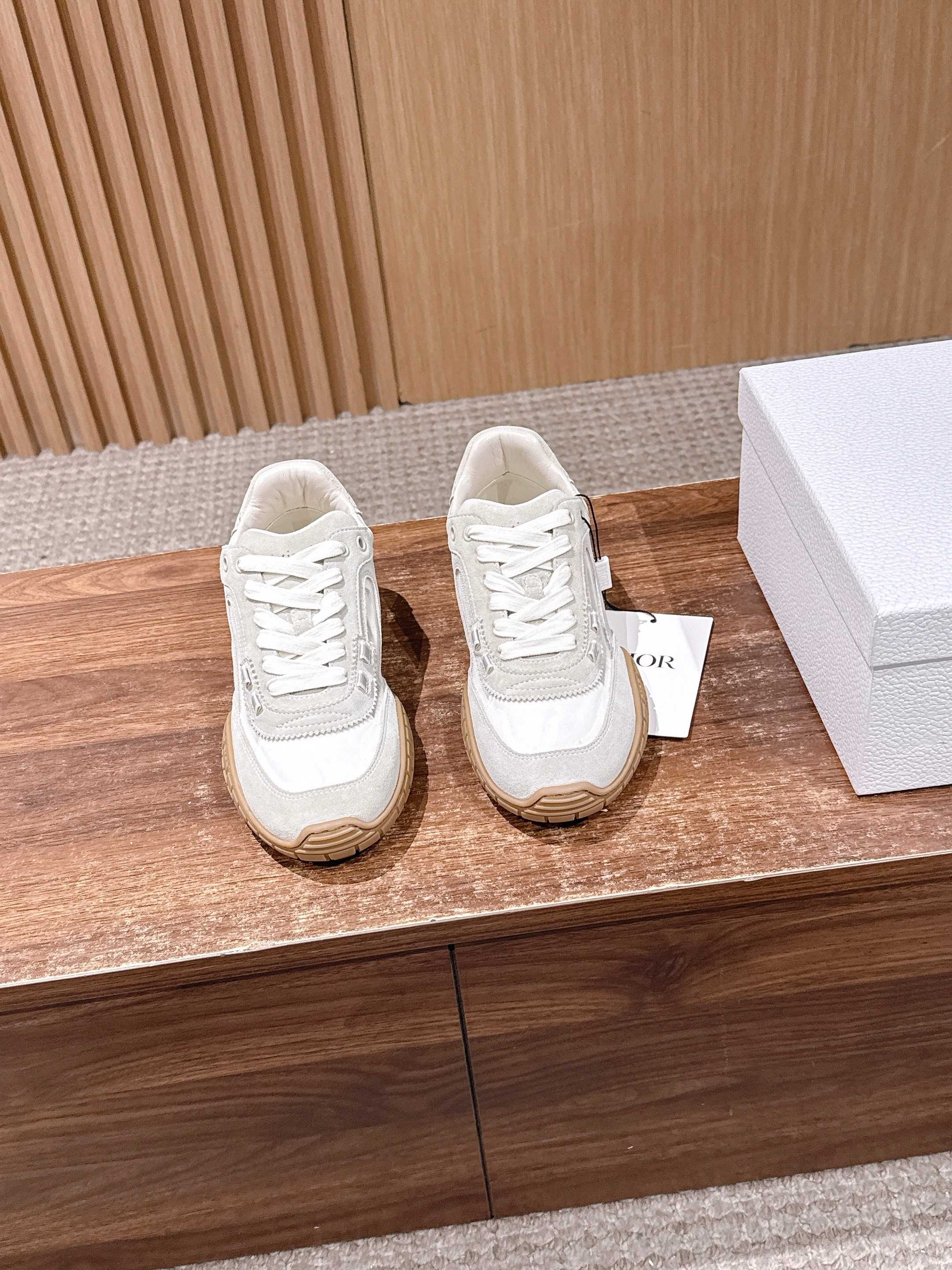 NO:682334,[Made in Dongguan] DIOR Tech Dior's new hollow mesh breathable sports and casual shoes Tech is newly launched, with exquisite color matching and autumn and winter atmosphere ~ This sports shoe is a new product of the 2026 early spring ready-to-wear series, with fashionable details, highlighting retro aesthetics. The upper of cow leather and suede cow leather is paired with transparent mesh fabric side splicing, and the heel and tongue are embellished with the ChristianDior Paris logo. The textured same-tone Dior logo sole adds a high-end style.  Upper material fabric, cow leather split leather, Christian Dior Paris logo on the heel and tongue. Textured Dior logo rubber sole embellished with Christian Dior's lucky star symbol!  Size 35/36/37/38/39/40 (40 non-returnable), casual shoes/sports shoes, dior, dior, sneakers, cowhide19860909【莞产】DIOR Tech 迪奥 新款镂空网纱透气 运动休闲鞋 Tech全新上线,精美配色,秋冬氛围款～这款 运动鞋是二零二六早春成衣系列新品,搭配时尚细节,彰显复古美学.牛皮革和绒面牛皮革鞋面,搭配透明网眼织物侧面拼接,后跟和鞋舌点缀以 ChristianDior Paris 标志.富有纹理的同色调 Dior 标志鞋底增添高订风范. 帮面材质织物,牛剖层革,牛皮革后跟和鞋舌饰以 Christian Dior Paris 标志 富有纹理的 Dior 标志橡胶鞋底饰以 Christian Dior 的幸运星符号！ 尺码35/36/37/38/39/40（40不退换）,休闲鞋/运动鞋,dior,dior,sneakers,cowhide,Women's Shoes