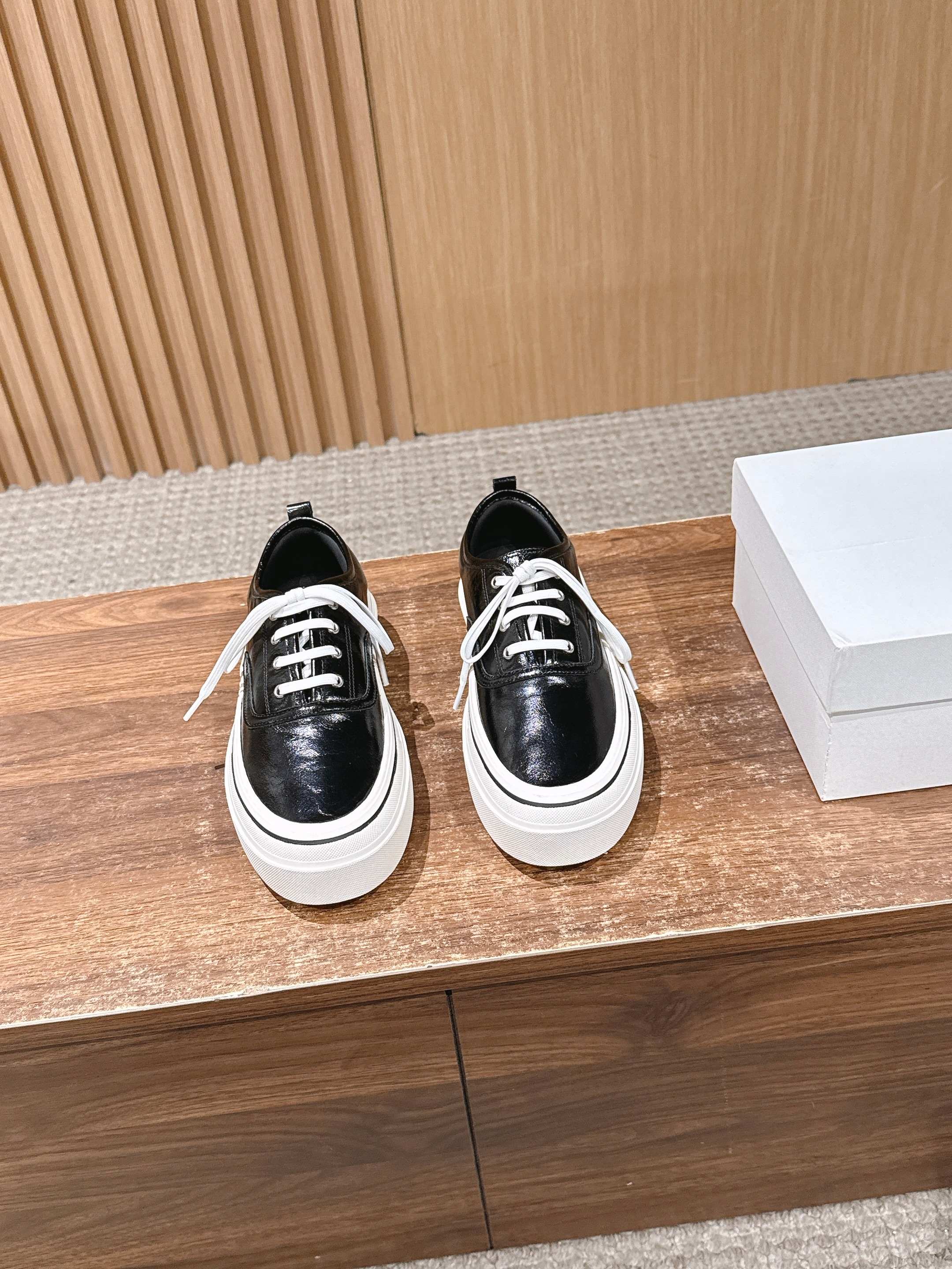 NO:682303,[Made in Guan] The Row minimalist waxed leather low-top lace-up casual shoes. Original order. The color matching is really nice!  It is still the original channel that we are familiar with. Therow brand has always been a word-of-mouth model in our family. You can’t go wrong if you buy it with your eyes closed!  It is also a must-have item for us every year. It is extremely popular every year because the comfort is so high!  You can go shopping or walk for 10 hours without getting tired at all, so that your feet can be fully relaxed at any time. The shoe shape of this shoe has reached the most comfortable state after many bottom trial fittings. If you wear shoes that tend to wear your feet, or you pursue comfort and like the feeling of no restraint on your feet, then this shoe is definitely your 'natal shoe'!  The fabric of the shoes is made of waxed leather, which is soft and delicate. The texture and touch are impeccable!  This kind of fabric not only has excellent breathability, but also makes the shoes lighter and more comfortable. The lightness is also a highlight of this shoe!  Five stars for foot comfort!  Whether you are shopping or walking around, it can make your feet feel relaxed and at ease like never before. The minimalist style can be paired with floor-length jeans or casual pants on weekdays, and it can bring an American lazy atmosphere. It can be worn with any piece of clothing when you go out, it is very versatile!  Moreover, it can also make your legs look slimmer. Wearing it, you will be the most beautiful fairy!  Size 35/36/37/38/39/40 (40 non-refundable), casual shoes/sports shoes, sneakers, jeans19860909【莞产】The Row 极简主义油蜡皮低帮系带休闲鞋 原厂订单,配色实在太nice了！依旧是我们熟悉的原渠道,Therow这个品牌一直是我们家的口碑款,闭眼入都不会出错！它也是我们每年必跟的单品,每年都火爆异常,因为舒适性真的太高了！逛街、徒步10小时都纹丝不累,让你的双脚在任何时候都能得到充分的放松. 这款鞋子的鞋型经过多次底部试穿调试,已经达到了一个最舒服的状态.如果你穿鞋子容易磨脚,或者追求舒适、喜欢上脚没有束缚感的感觉,那么这款鞋子绝对是你的“本命鞋”！ 鞋子的面料采用了油蜡皮材料,柔软细腻.质感和触感都让人无法挑剔！这种面料不仅具有极佳的透气性能,还能够让鞋子更加轻便、舒适. 轻便度也是这款鞋子的一大亮点！上脚舒适感五颗星！无论是逛街还是暴走,它都能让你的双脚感受到前所未有的轻松和自在.极简的款式平日里搭配拖地牛仔裤或休闲裤,都能自带美式慵懒氛围.出门随便拽一件衣服都能搭,非常百搭！而且,它还能让你的腿部显得更加纤细,穿上它,你就是那个最靓的仙女！ 尺码35/36/37/38/39/40（40不退换）,休闲鞋/运动鞋,sneakers,jeans,Women's Shoes