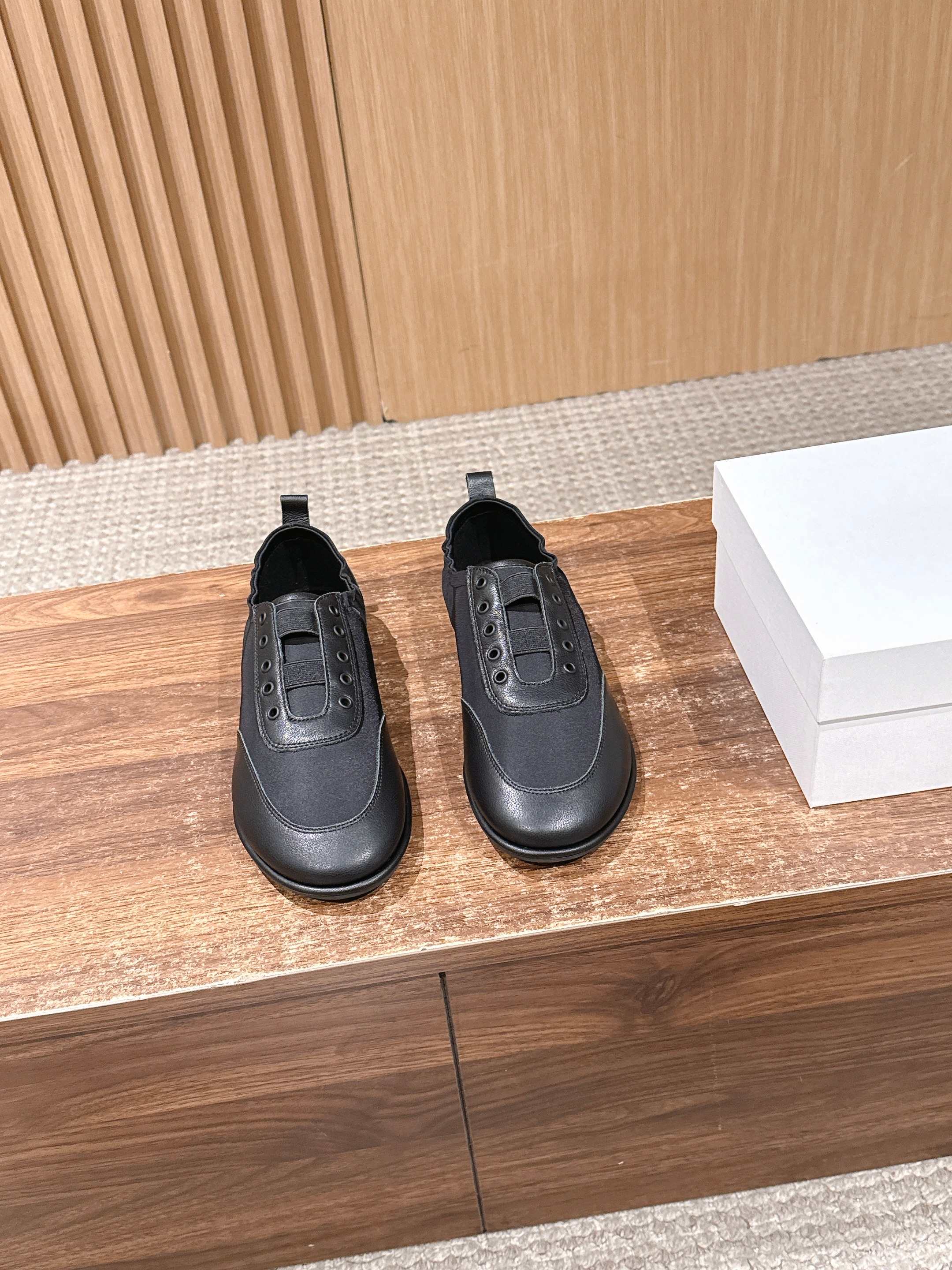 NO:682305,[Made in Dongguan] The Row's new slip-on soft-soled loafers. But to truly achieve a good feel on the feet and give your skin a good experience, you must use high-grade and excellent leather. When you wear these solid-color loafers, you will say 'Wow!'  Combining thoughtful design and sincere fabrics, it conveys simplicity and elegance in ordinary daily life, and at the same time looks clean and tidy. Z2 also adds a touch of romance! More importantly, the soles are soft and super comfortable on the feet. The uppers are high-end imported first-layer cowhide. The midsole and footbed are also made of sheepskin. The foot pads/inner small sheets of sheepskin have a very comfortable foot feel. The soft and delicate sheepskin insoles have good breathability and sweat absorption!  Not easy to stuffy, delicate touch, very comfortable to wear. Size 35/36/37/38/39/40 (40 non-refundable), casual shoes/sports shoes, loafers, sneakers, cowhide, sheepskin19860909【莞产】The Row 新品一脚蹬软底乐福鞋 但真正能做到脚感上要让脚步肌肤获得良好的体验则必须使用到高级优秀的皮质而这款纯色乐福鞋当您穿上它之后会说「哇塞!」真是极致的细腻 悠闲自在,将慵懒情怀融入在生活里被怡然自得的自治所包围. 将走心的设计和诚意满满的面料结合,给平凡的日常生活中传达出简约与优雅,同时显得干净利落,z2还增添了一丝浪漫的色彩!更重要是鞋底柔软,上脚超级舒服 鞋面高端进口头层牛皮 中底脚床同样采用羊皮 垫脚/内小张副羊皮,有着非常舒适的脚感,柔软细腻的羊皮鞋垫,具有良好的透气和吸汗性! 不易闷脚,细腻的触感上脚体验很舒适 尺码35/36/37/38/39/40（40不退换）,休闲鞋/运动鞋,loafers,sneakers,cowhide,sheepskin,Women's Shoes