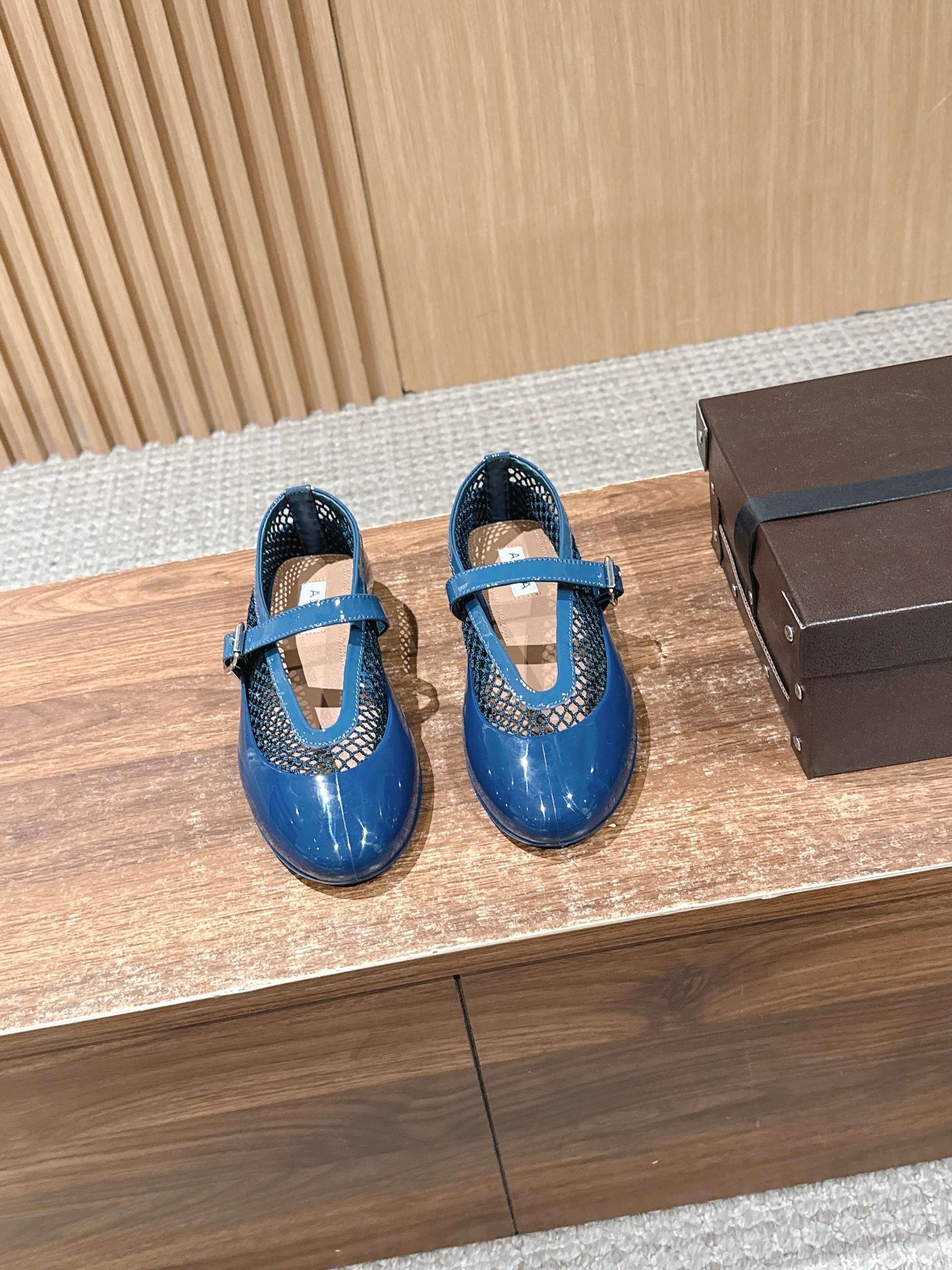 NO:682324,ALAIA's 2026 new Mary Jane fishnet shoes and flat shoes are made of mesh fabric with glossy patent leather splicing. The mesh brings a light and transparent visual effect, while the patent leather adds a delicate texture; the sole is made of rubber material, taking into account comfort and wear resistance.  Continuing the one-line buckle + round toe silhouette of classic Mary Jane shoes, it adds the low flat heel design of ballet flats, which not only retains the retro charm, but also adapts to the lightweight needs of daily wear. The metal buckle can be adjusted for tightness, and the shoe body lines fit the foot shape; original custom-made cowhide/mesh upper, sheepskin lining, original open-molded outsole, increased by 2cm, size 35-41 (40 and 41 sizes are not returned or exchanged), ballet shoes, alaia, mary  jane,flats,cowhide,sheepskin19860909ALAIA 阿莱亚2026新款玛丽珍渔网鞋单鞋平底鞋 采用网眼面料搭配亮面漆皮拼接,网纱带来轻盈通透的视觉效果,漆皮则增添精致质感；鞋底为橡胶材质,兼顾舒适度与耐磨性. 延续经典玛丽珍鞋的一字扣带+圆头轮廓,加入芭蕾舞平底鞋的低平鞋跟设计,既保留复古韵味,又适配日常穿着的轻便需求.金属搭扣可调节松紧,鞋身线条贴合脚型； 鞋面原版定制牛皮/网纱 内里羊皮 大底原版开模大底 增高2cm size35-41码（40、41码定制不退换）,芭蕾舞鞋,alaia,mary jane,flats,cowhide,sheepskin,Women's Shoes