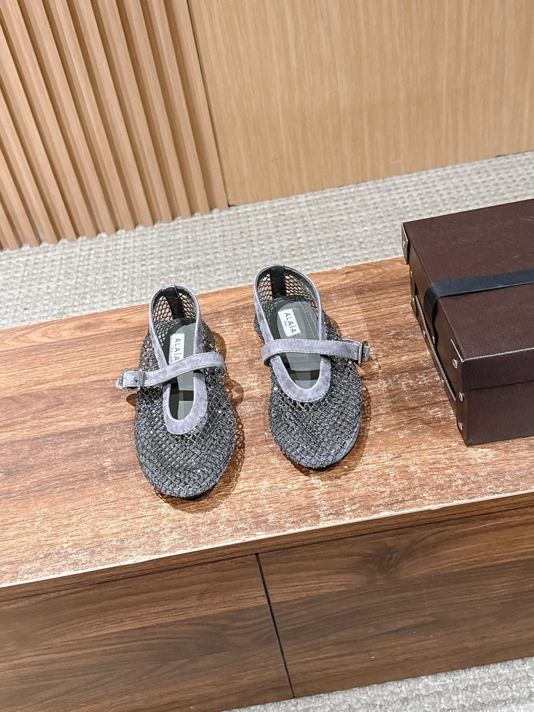 NO:682329,ALAIA Alaia 2026/ss French ballet flat shoes, stunning hollow fishnet shoes, the latest crystal-drilled fishnet shoes. This classic Alaia flat ballet shoe draws inspiration from classic Japanese shoes; the upper is decorated with buckle straps, round toe shape, and rubber soles, bringing a soft and comfortable wearing experience. Made of fishnet fabric and suede goatskin, embellished with crystals, it is light and elegant, luxurious and eye-catching.  There is a looming hazy feeling~ The most beautiful fishnet shoes are on Alaia. They are extremely soft and easy to wear~ The shoes have good wrapping properties~ Fashionable and elegant~ Incomparably versatile~ You can choose skirts and trousers~ Relaxation, elegance, and tight control. Feminine ballet elements can be more than one style. A combination of hardness and softness, elegance and power, is the best way to open ballet shoes. The upper is delicate sheepskin/original custom-made crystal diamonds, and the inner padding sheepskin  Original molded rubber outsole, size 35-39 (40.41. Customized, non-refundable), ballet shoes, alaia, skirts, sheepskin, sheep19860909ALAIA 阿莱亚2026/ss法式芭蕾舞鞋平底单鞋绝美镂空渔网鞋最新水晶钻面渔网鞋 该款经典Alaia平底芭蕾舞鞋,自经典日式鞋履汲取灵感；鞋面饰以带扣饰带,圆头造型,搭配橡胶鞋底,带来柔软舒适的穿着体验.由渔网面料和绒面山羊皮精制而成,缀以水晶,淡然优雅,奢华吸睛. 若隐若现的朦胧感～最美渔网鞋就在 Alaia 上脚巨软巨好穿～鞋型包裹性好～时尚优雅～无敌百搭～裙装裤装任你挑～松弛感、优雅感、拿捏的死死的 女性气质十足的芭蕾元素可不只一种风格,刚柔并济,既优雅又有力量,才是芭蕾舞鞋最好的打开方式. 鞋面细腻羊猄皮/原版定制水晶钻 内里垫脚羊皮 鞋底原版开模橡胶大底 码数35-39（40.41.定做不退换）,芭蕾舞鞋,alaia,skirts,sheepskin,sheep,Women's Shoes