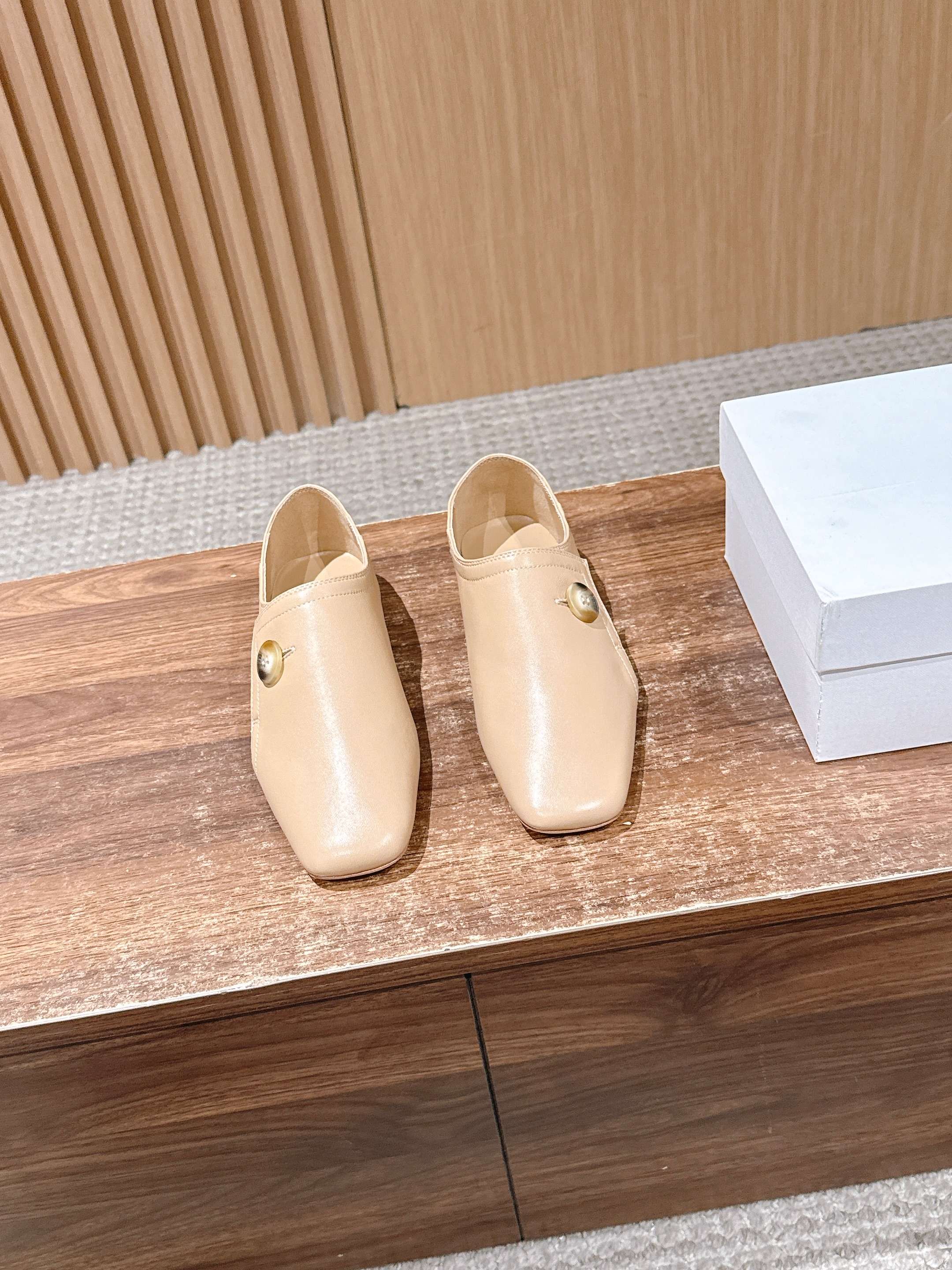 NO:696084,[Produced in Guan] The Row's latest minimalist square-toe suede/sheepskin slip-on loafers. This is a brand that uses the best materials to create minimalist styles. Its very careful craftsmanship has gained a large number of fans. It is light, comfortable, not heavy, soft and comfortable!  Classic commuting loafers~ The seemingly simple craftsmanship is not simple at all. The uppers are hand-sewn with mark lines, which are full and three-dimensional, not too much, not too little, just right. They are very comfortable to look at. The natural texture of the whole pair of shoes is natural and three-dimensional, round and loose, and the key is very light. It is a pleasure to put on the feet. It looks good with any clothes!  The toe mark line production process makes the whole pair of shoes full of visual effects. The suede material has a soft and delicate texture, and the foot feels very comfortable. The overall design is smart, delicate, comfortable and versatile. It can be easily matched with trousers, jeans and dresses. It is full of literary style and can be worn all year round... The upper is made of imported sheepskin/suedeum, which is soft and delicate. The lining is imported dyed sheepskin. The sole is Italian genuine leather.  Size 35/36/37/38/39/40 (40 non-refundable), Mary Jane, loafers, mary jane, skirts, jeans, sheepskin, Leather soles19860909【莞产】The Row 最新极简风方头反绒皮/羊皮一脚蹬乐福鞋 这是一个用最好的材质来制作极简风的品牌,非常用心的工艺收获了一大波粉丝,轻盈自在不厚重,柔软舒适！ 经典通勤的乐福鞋～看似简约工艺确一点也不简单,鞋面手工缝制马克线,饱满立体,不多不少刚刚好,视觉及其舒服,整双鞋子天然生成的纹理自然而又立体,圆润宽松,关键很轻,上脚是享受,搭配任何衣服都好看！ 鞋头马克线制作工艺让整双鞋视觉效果拉满,反绒皮材质质感柔韧细腻,脚感非常舒适,整体设计干练秀气又舒适款式百搭,西裤牛仔裤连衣裙轻松搭配,文艺范十足,一年四季都可以穿的款… 鞋面采用进口羊皮/反绒皮柔软细腻 内里进口透染羊皮 鞋底意大利真皮大底 尺码35/36/37/38/39/40（40不退换）,玛丽珍,loafers,mary jane,skirts,jeans,sheepskin,Leather soles,Women's Shoes