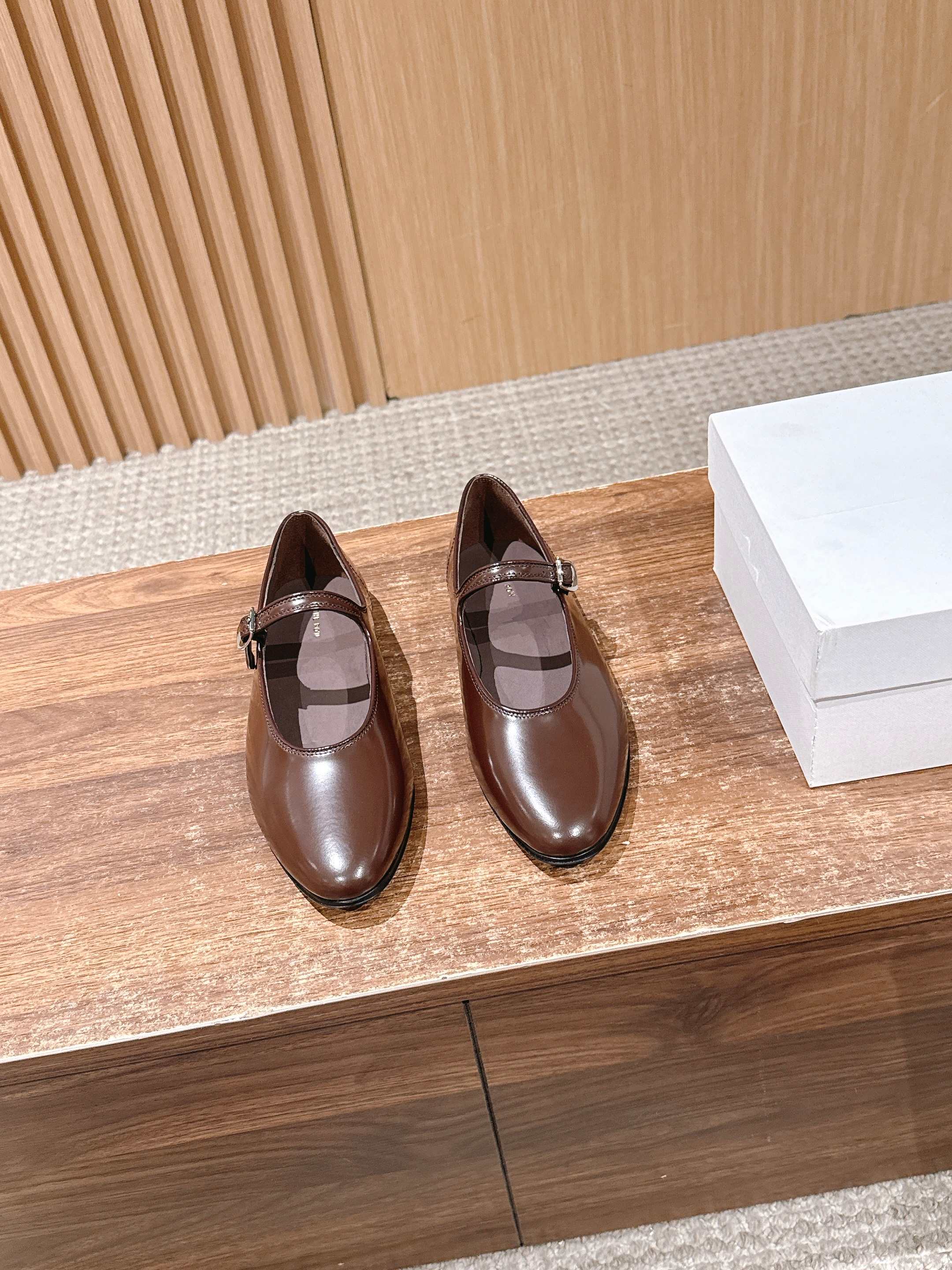 NO:696087,[Made in Guangzhou] The Row is the most durable and wearable one-strap Mary Jane shoes. It is an extremely low-key and very high-end brand. It never needs to use exaggerated logos to express itself. It only uses the simplest lines and the most advanced materials to tell everyone about my uniqueness. It always has the magic power to give women an independent and confident temperament. This is the row. Today I give you a pair of their most amazing Mary Janes. Please close your eyes and buy it. Two colors are on sale.  I fell in love with this shoe when I first saw it. It has a retro feel and looks great with any combination!  All the major internet celebrity bloggers are wearing it. The whole shoe is very soft and easy to wear without rubbing your feet. It is simple and versatile~  Continuing the consistent minimalist style, the entire shoe is made of leather inside and outside, making the shoe body extremely light and close to the skin. The whole pair of shoes looks simple but the craftsmanship is difficult. It is made of all-leather craftsmanship and is made by master craftsmen. It is made of super waste materials. It is comfortable and soft to wear on the bare feet and is close to the skin. Don't worry about the foot feel at all. It is necessary to wear it well. It has an on-foot experience without wearing it. It is a style that you don't want to take off when you put it on. If you have high requirements for foot feel, you can close your eyes and enter it!  The pure Italian open-edge beaded cowhide upper is very textured, the imported goatskin is super delicate, the real Italian leather sole has clear pores, and the injection Tpu heel is wear-resistant and durable. Size 35/36/37/38/39/40 (40 non-refundable), Mary Jane, mary jane, cowhide, sheepskin19860909【莞产】The Row 最耐看好穿的的一字带玛丽珍单鞋 一个极其低调且又非常高级的品牌,从来不需要用浮夸的logo来彰显自己,只有最简约的线条和最高级的材质 来告诉大家 我的独特之处,永远都有种赋予女性独立而自信气质的魔力,这就是the row,今天给你们一双他们最绝的玛丽珍,请闭眼入手,两色开卖 第一眼看到这个鞋子就爱上了,带点复古味随意搭配都好看！各大网红博主都在穿它,整个鞋子非常柔软,好穿不磨脚.简约百搭款～ 延续了一贯极简风格,里外全皮使得鞋身极其轻便贴肤,整双鞋子看似简单其实工艺很难,采用全皮手工工艺,老师傅制作,超级废料,上脚裸穿舒适柔软亲肤,脚感方面完全不可担心,好穿是必须的,穿若无穿的上脚体验,穿上就不想脱的款,对脚感要求高的闭眼入 它！ 意大利纯原开边珠牛皮鞋面非常质感,进口山羊皮超级细腻,真正意大利皮底毛孔清晰,注塑Tpu后跟耐磨耐穿 尺码35/36/37/38/39/40（40不退换）,玛丽珍,mary jane,cowhide,sheepskin,Women's Shoes