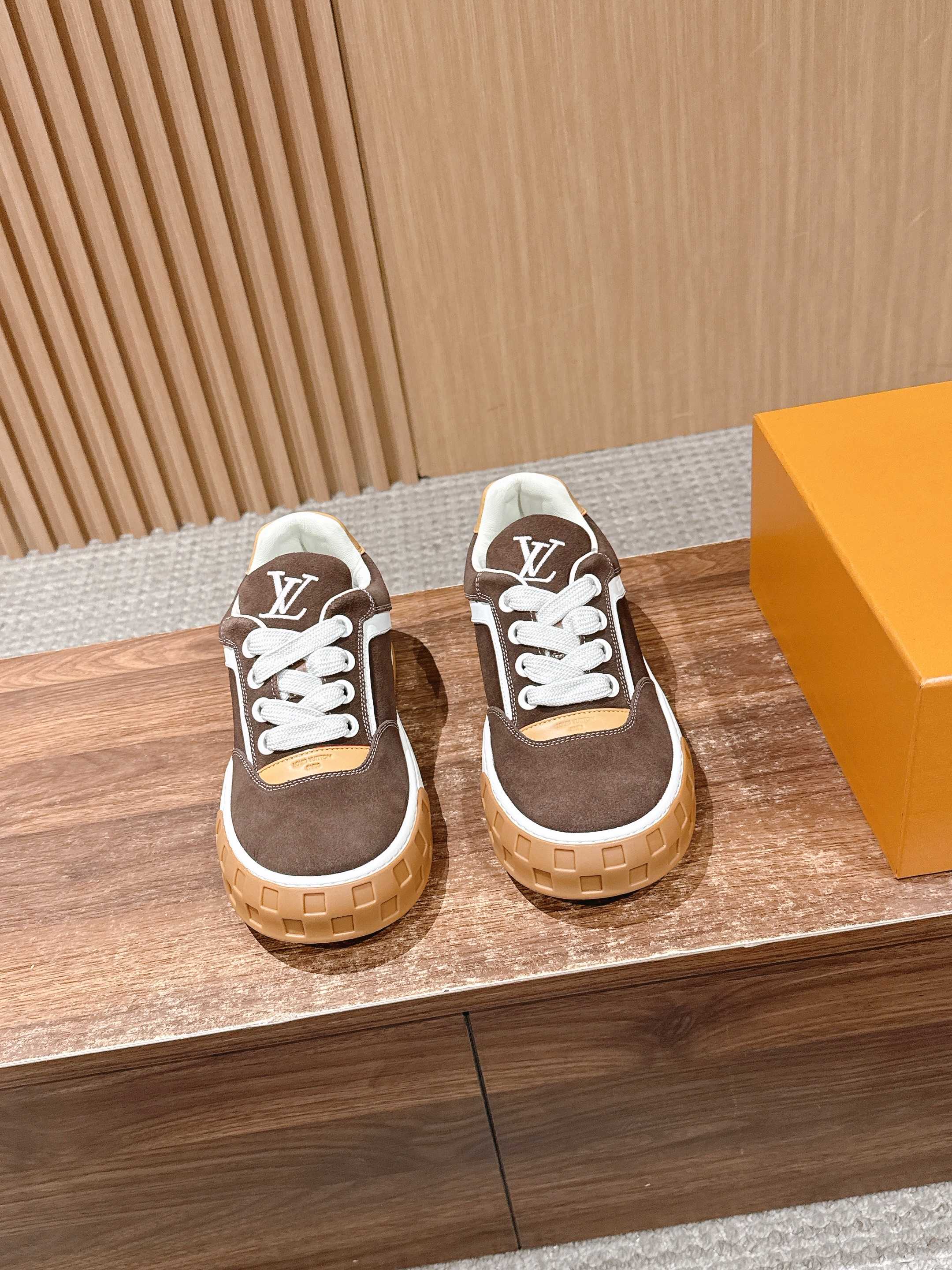 NO:696129,Louis Vuitton #Donkey brand new thick-soled presbyopic casual shoes and sports shoes. Wide fabric laces + thick-soled rubber outsoles. Damier checkerboard on the toe and Monogram flowers on the outsole. Retro and brand-recognizable; low-top version, blending the retro feel and modern trends. It is a casual and versatile luxury sports shoe; suede material, sheepskin lining, original molded outsole  Size35-45 (female 40/male 45/46 customized, non-refundable), casual shoes/sports shoes, louis vuitton, louis vuitton, sneakers, sheepskin, chamois leather19860909Louis Vuitton #驴牌新款厚底老花休闲鞋运动鞋 宽幅织物鞋带+厚底橡胶外底,鞋头有Damier棋盘格、外底点缀Monogram花卉,复古又有品牌辨识度；低帮版型,融合年代复古感与现代潮流,属于休闲百搭的奢侈运动鞋； 麂皮材质 羊皮内里 原版开模大底 Size35-45（女40/男45/46定制不退换）,休闲鞋/运动鞋,louis vuitton,louis vuitton,sneakers,sheepskin,chamois leather,Women's Shoes