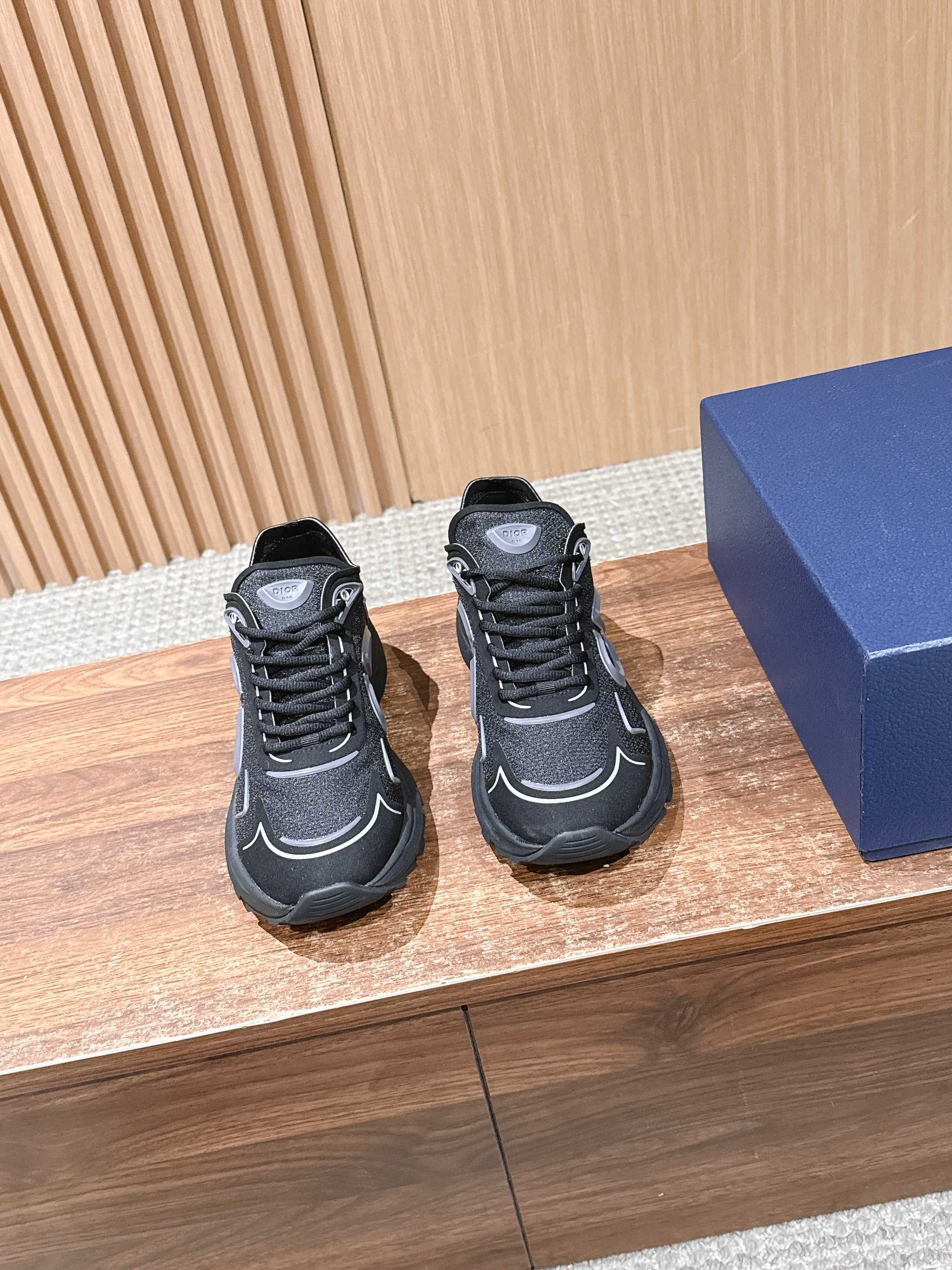 NO:696117,Christian Dior B30 Dior classic upgrade collides with new sparks. Popular casual shoes and sports shoes. Original explosion-proof one-to-one perfect reproduction. Craftsmanship and workmanship details are in place. Original customized materials. Awesome. Latest element combination. Fashionable and casual personality. Versatile. Original fabric. Customized fabric surface. Electric embroidery. Inner leather surface with breathable mesh. Original molding pad for feet. Original one-to-one molded TPU foam for outsole.  Men's size 39-47 (46/47 customized, non-refundable), dad shoes, dior, dior, sneakers19860909Christian Dior B30 迪奥经典升级碰撞新火花 火爆休闲鞋 运动鞋 原版爆拆一比一完美复刻 工艺做工细节到位 原版定制材料 超赞 最新元素组合 时尚休闲个性 百搭 面料原版定制布面电绣 内里皮面拼透气网布 垫脚原版成型垫 大底原版一比一开模TPU发泡 码数男码39-47（46/47定制不退换）,老爹鞋,dior,dior,sneakers,Women's Shoes