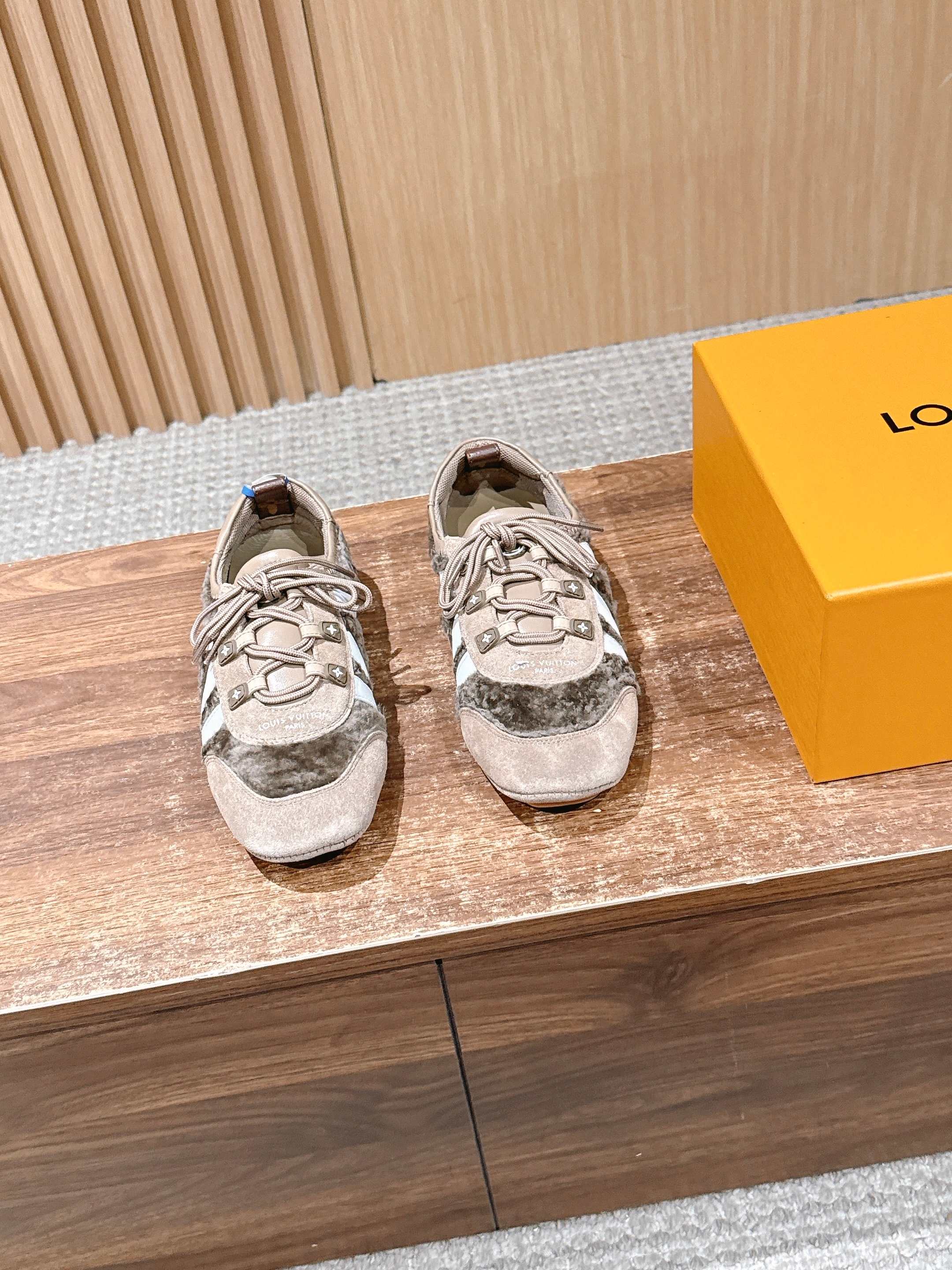 NO:696107,[Horse Hair] LOUIS VUITTON donkey brand sneakers have been very popular recently! Brand spokesperson Song Qian, Zhou Dongyu, brand ambassador Zhong Chuxi, Ouyang Nana, Jin Chen, actors Zhuang Dafei, Xu Ruohan, Shen Yujie, Zhang Chuwen, and track and field athlete Wu Yanni have all stepped up to perform the dynamic sports trend. This pair of shoes combines the design of sports shoes with modern ballet flat shoes, with smooth lines and full of lightness and movement. Function and fashion are perfectly combined to perfectly interpret the minimalist sports style. Whether it is daily casual or elaborate dressing, it can be easily adapted, Sacchetto The flexible soles made with craftsmanship bring you a great feeling on your feet. The shoe body is equipped with Louis Vuitton's iconic elements such as the Monogram pattern, which instantly adds style and attracts countless eyes. Want to make your outfit more exciting? You’re right to choose it! Size Women's size 35-42 (40/41/42 customized, non-returnable) Men's size +50 39-45 (44/45 customized, non-returnable), ballet shoes, louis vuitton, louis vuitton, louis vuitton, flats, sneakers19860909【马毛】LOUIS VUITTON 驴牌运动鞋近来热度居高不下！品牌代言人宋茜周冬雨,品牌大使钟楚曦欧阳娜娜金晨,演员庄达菲徐若晗沈羽洁张楚文,田径运动员吴艳妮纷纷上身,演绎活力运动风潮  这双鞋将运动鞋与现代芭蕾平底鞋的设计相融合,线条流畅,尽显轻盈动感.功能与时尚完美结合,完美诠释极简运动风.无论是日常休闲,还是精心装扮,它都能轻松适配,Sacchetto 工艺打造的柔韧鞋底,带来超棒脚感.  鞋身带有 Monogram 图案等路易威登标志性元素,格调瞬间拉满,吸睛无数.想让穿搭更出彩？选它准没错！ Size女码35-42（40/41/42定做不退换） 男码＋50 39-45（44/45定做不退换）,芭蕾舞鞋,louis vuitton,louis vuitton,louis vuitton,flats,sneakers,Women's Shoes