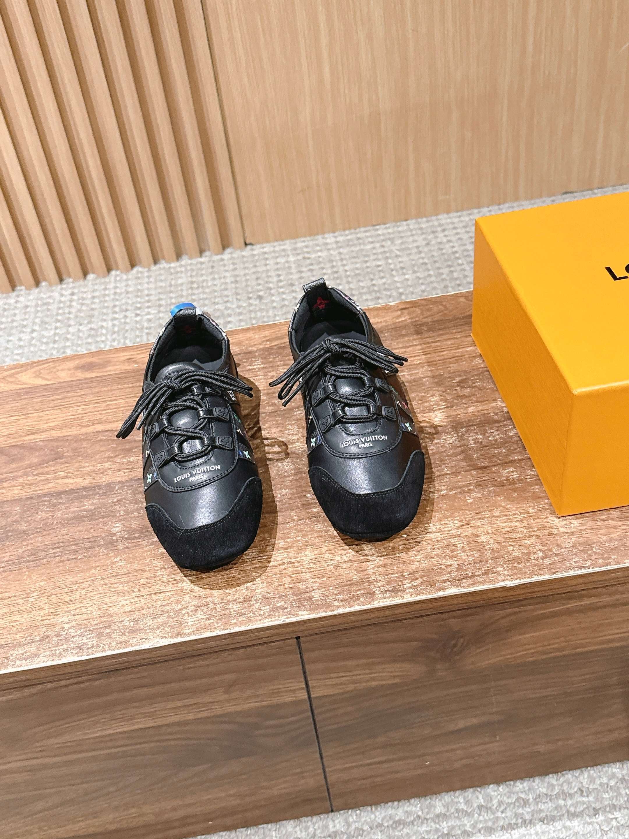 NO:696097,LOUIS VUITTON donkey brand sneakers have been very popular recently! Brand spokesperson Song Qian, Zhou Dongyu, brand ambassador Zhong Chuxi, Ouyang Nana, Jin Chen, actors Zhuang Dafei, Xu Ruohan, Shen Yujie, Zhang Chuwen, and track and field athlete Wu Yanni have all stepped up to perform the dynamic sports trend. This pair of shoes combines the design of sports shoes with modern ballet flat shoes, with smooth lines and full of lightness and movement. Function and fashion are perfectly combined to perfectly interpret the minimalist sports style. Whether it is daily casual or elaborate dressing, it can be easily adapted, Sacchetto The flexible soles made with craftsmanship bring you a great feeling on your feet. The shoe body is equipped with Louis Vuitton's iconic elements such as the Monogram pattern, which instantly adds style and attracts countless eyes. Want to make your outfit more exciting? You’re right to choose it! Size Women's size 35-42 (40/41/42 customized, non-returnable) Men's size +50 39-45 (44/45 customized, non-returnable), ballet shoes, louis vuitton, louis vuitton, louis vuitton, flats, sneakers19860909LOUIS VUITTON 驴牌运动鞋近来热度居高不下！品牌代言人宋茜周冬雨,品牌大使钟楚曦欧阳娜娜金晨,演员庄达菲徐若晗沈羽洁张楚文,田径运动员吴艳妮纷纷上身,演绎活力运动风潮  这双鞋将运动鞋与现代芭蕾平底鞋的设计相融合,线条流畅,尽显轻盈动感.功能与时尚完美结合,完美诠释极简运动风.无论是日常休闲,还是精心装扮,它都能轻松适配,Sacchetto 工艺打造的柔韧鞋底,带来超棒脚感.  鞋身带有 Monogram 图案等路易威登标志性元素,格调瞬间拉满,吸睛无数.想让穿搭更出彩？选它准没错！ Size女码35-42（40/41/42定做不退换） 男码＋50 39-45（44/45定做不退换）,芭蕾舞鞋,louis vuitton,louis vuitton,louis vuitton,flats,sneakers,Women's Shoes