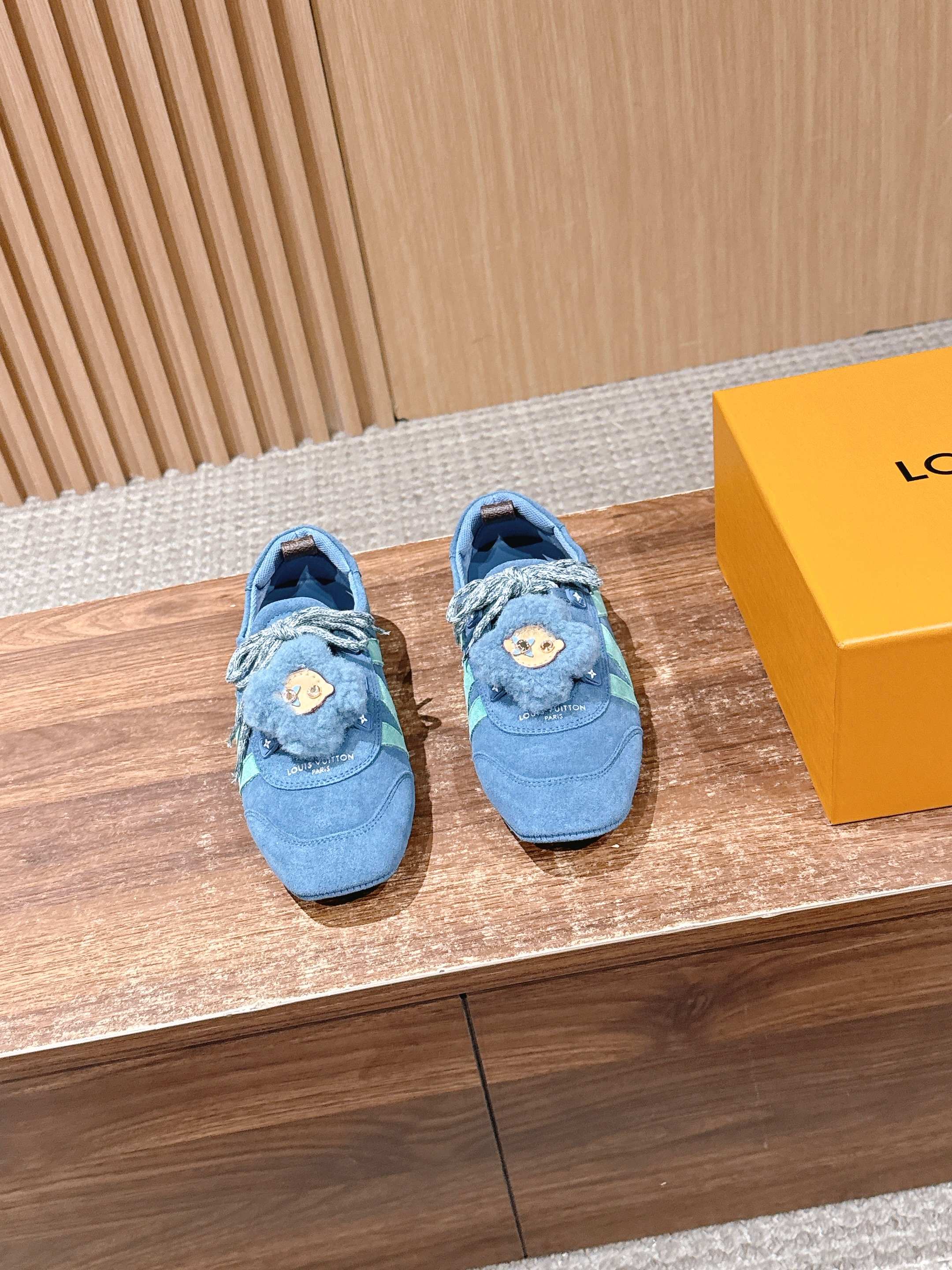 NO:696094,[Fasteners] LOUIS VUITTON donkey brand sneakers have been very popular recently! Brand spokesperson Song Qian, Zhou Dongyu, brand ambassador Zhong Chuxi, Ouyang Nana, Jin Chen, actors Zhuang Dafei, Xu Ruohan, Shen Yujie, Zhang Chuwen, and track and field athlete Wu Yanni have all stepped up to perform the dynamic sports trend. This pair of shoes combines the design of sports shoes with modern ballet flat shoes, with smooth lines and full of lightness and movement. Function and fashion are perfectly combined to perfectly interpret the minimalist sports style. Whether it is daily casual or elaborate dressing, it can be easily adapted, Sacchetto The flexible soles made with craftsmanship bring you a great feeling on your feet. The shoe body is equipped with Louis Vuitton's iconic elements such as the Monogram pattern, which instantly adds style and attracts countless eyes. Want to make your outfit more exciting? You’re right to choose it! Size Women's size 35-42 (40/41/42 customized, non-returnable) Men's size +50 39-45 (44/45 customized, non-returnable), ballet shoes, louis vuitton, louis vuitton, louis vuitton, flats, sneakers19860909【扣件】 LOUIS VUITTON 驴牌运动鞋近来热度居高不下！品牌代言人宋茜周冬雨,品牌大使钟楚曦欧阳娜娜金晨,演员庄达菲徐若晗沈羽洁张楚文,田径运动员吴艳妮纷纷上身,演绎活力运动风潮  这双鞋将运动鞋与现代芭蕾平底鞋的设计相融合,线条流畅,尽显轻盈动感.功能与时尚完美结合,完美诠释极简运动风.无论是日常休闲,还是精心装扮,它都能轻松适配,Sacchetto 工艺打造的柔韧鞋底,带来超棒脚感.  鞋身带有 Monogram 图案等路易威登标志性元素,格调瞬间拉满,吸睛无数.想让穿搭更出彩？选它准没错！ Size女码35-42（40/41/42定做不退换） 男码＋50 39-45（44/45定做不退换）,芭蕾舞鞋,louis vuitton,louis vuitton,louis vuitton,flats,sneakers,Women's Shoes