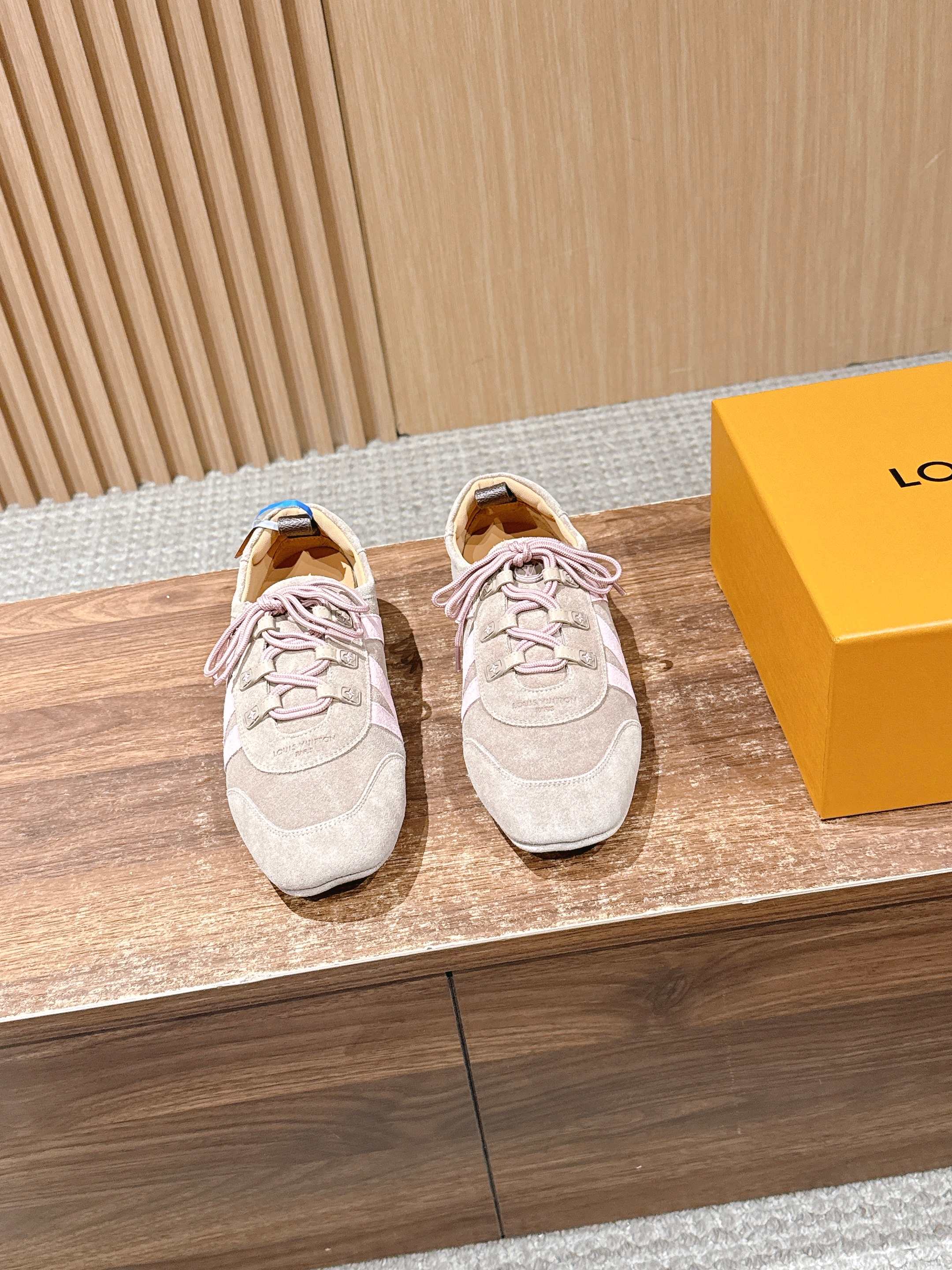 NO:696083,LOUIS VUITTON donkey brand sneakers have been very popular recently! Brand spokesperson Song Qian, Zhou Dongyu, brand ambassador Zhong Chuxi, Ouyang Nana, Jin Chen, actors Zhuang Dafei, Xu Ruohan, Shen Yujie, Zhang Chuwen, and track and field athlete Wu Yanni have all stepped up to perform the dynamic sports trend. This pair of shoes combines the design of sports shoes with modern ballet flat shoes, with smooth lines and full of lightness and movement. Function and fashion are perfectly combined to perfectly interpret the minimalist sports style. Whether it is daily casual or elaborate dressing, it can be easily adapted, Sacchetto The flexible soles made with craftsmanship bring you a great feeling on your feet. The shoe body is equipped with Louis Vuitton's iconic elements such as the Monogram pattern, which instantly adds style and attracts countless eyes. Want to make your outfit more exciting? You’re right to choose it! Size Women's size 35-42 (40/41/42 customized, non-returnable) Men's size +50 39-45 (44/45 customized, non-returnable), ballet shoes, louis vuitton, louis vuitton, louis vuitton, flats, sneakers19860909LOUIS VUITTON 驴牌运动鞋近来热度居高不下！品牌代言人宋茜周冬雨,品牌大使钟楚曦欧阳娜娜金晨,演员庄达菲徐若晗沈羽洁张楚文,田径运动员吴艳妮纷纷上身,演绎活力运动风潮  这双鞋将运动鞋与现代芭蕾平底鞋的设计相融合,线条流畅,尽显轻盈动感.功能与时尚完美结合,完美诠释极简运动风.无论是日常休闲,还是精心装扮,它都能轻松适配,Sacchetto 工艺打造的柔韧鞋底,带来超棒脚感.  鞋身带有 Monogram 图案等路易威登标志性元素,格调瞬间拉满,吸睛无数.想让穿搭更出彩？选它准没错！ Size女码35-42（40/41/42定做不退换） 男码＋50 39-45（44/45定做不退换）,芭蕾舞鞋,louis vuitton,louis vuitton,louis vuitton,flats,sneakers,Women's Shoes