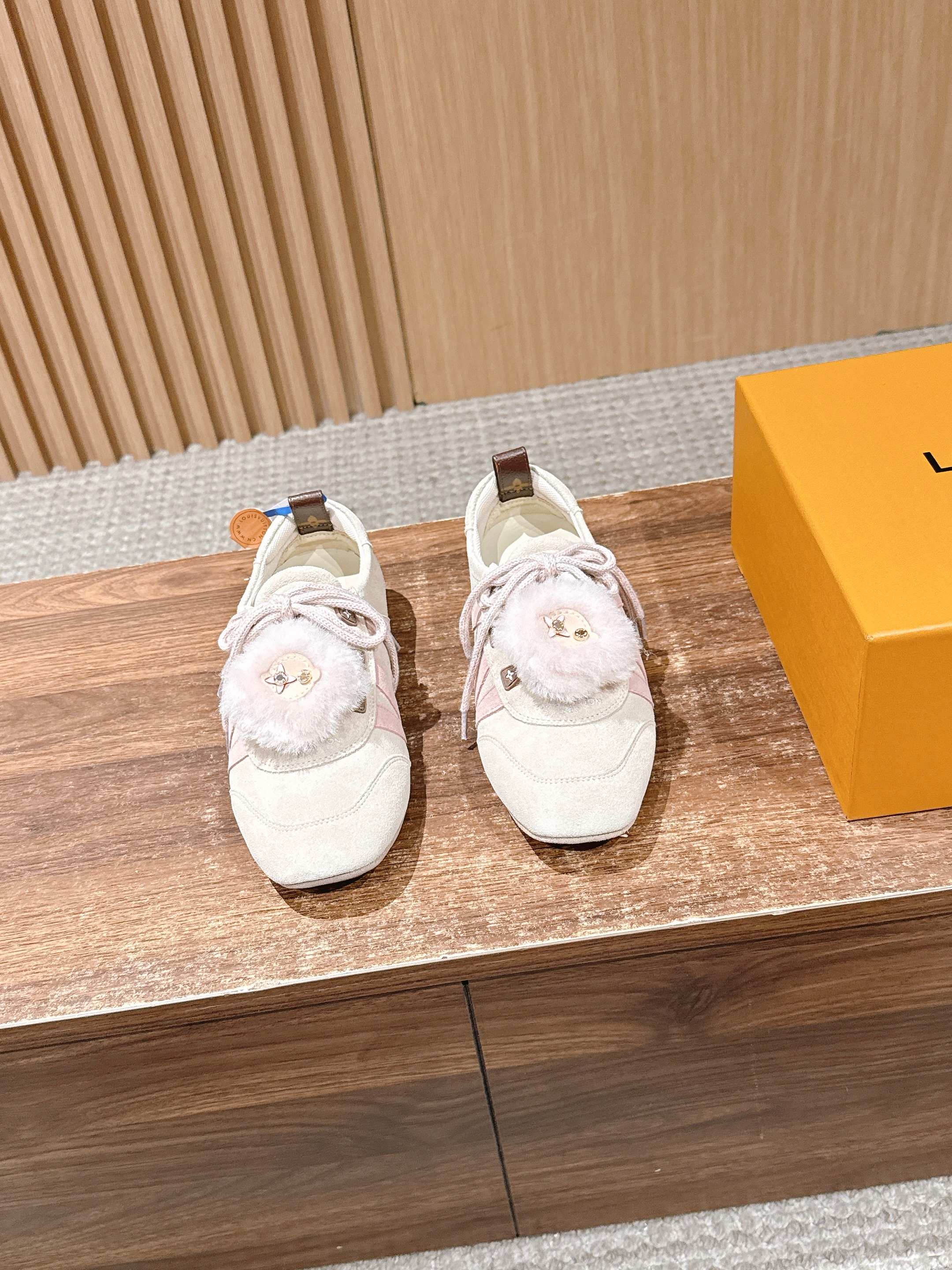 NO:696090,[Fasteners] LOUIS VUITTON donkey brand sneakers have been very popular recently! Brand spokesperson Song Qian, Zhou Dongyu, brand ambassador Zhong Chuxi, Ouyang Nana, Jin Chen, actors Zhuang Dafei, Xu Ruohan, Shen Yujie, Zhang Chuwen, and track and field athlete Wu Yanni have all stepped up to perform the dynamic sports trend. This pair of shoes combines the design of sports shoes with modern ballet flat shoes, with smooth lines and full of lightness and movement. Function and fashion are perfectly combined to perfectly interpret the minimalist sports style. Whether it is daily casual or elaborate dressing, it can be easily adapted, Sacchetto The flexible soles made with craftsmanship bring you a great feeling on your feet. The shoe body is equipped with Louis Vuitton's iconic elements such as the Monogram pattern, which instantly adds style and attracts countless eyes. Want to make your outfit more exciting? You’re right to choose it! Size Women's size 35-42 (40/41/42 customized, non-returnable) Men's size +50 39-45 (44/45 customized, non-returnable), ballet shoes, louis vuitton, louis vuitton, louis vuitton, flats, sneakers19860909【扣件】LOUIS VUITTON 驴牌运动鞋近来热度居高不下！品牌代言人宋茜周冬雨,品牌大使钟楚曦欧阳娜娜金晨,演员庄达菲徐若晗沈羽洁张楚文,田径运动员吴艳妮纷纷上身,演绎活力运动风潮  这双鞋将运动鞋与现代芭蕾平底鞋的设计相融合,线条流畅,尽显轻盈动感.功能与时尚完美结合,完美诠释极简运动风.无论是日常休闲,还是精心装扮,它都能轻松适配,Sacchetto 工艺打造的柔韧鞋底,带来超棒脚感.  鞋身带有 Monogram 图案等路易威登标志性元素,格调瞬间拉满,吸睛无数.想让穿搭更出彩？选它准没错！ Size女码35-42（40/41/42定做不退换） 男码＋50 39-45（44/45定做不退换）,芭蕾舞鞋,louis vuitton,louis vuitton,louis vuitton,flats,sneakers,Women's Shoes