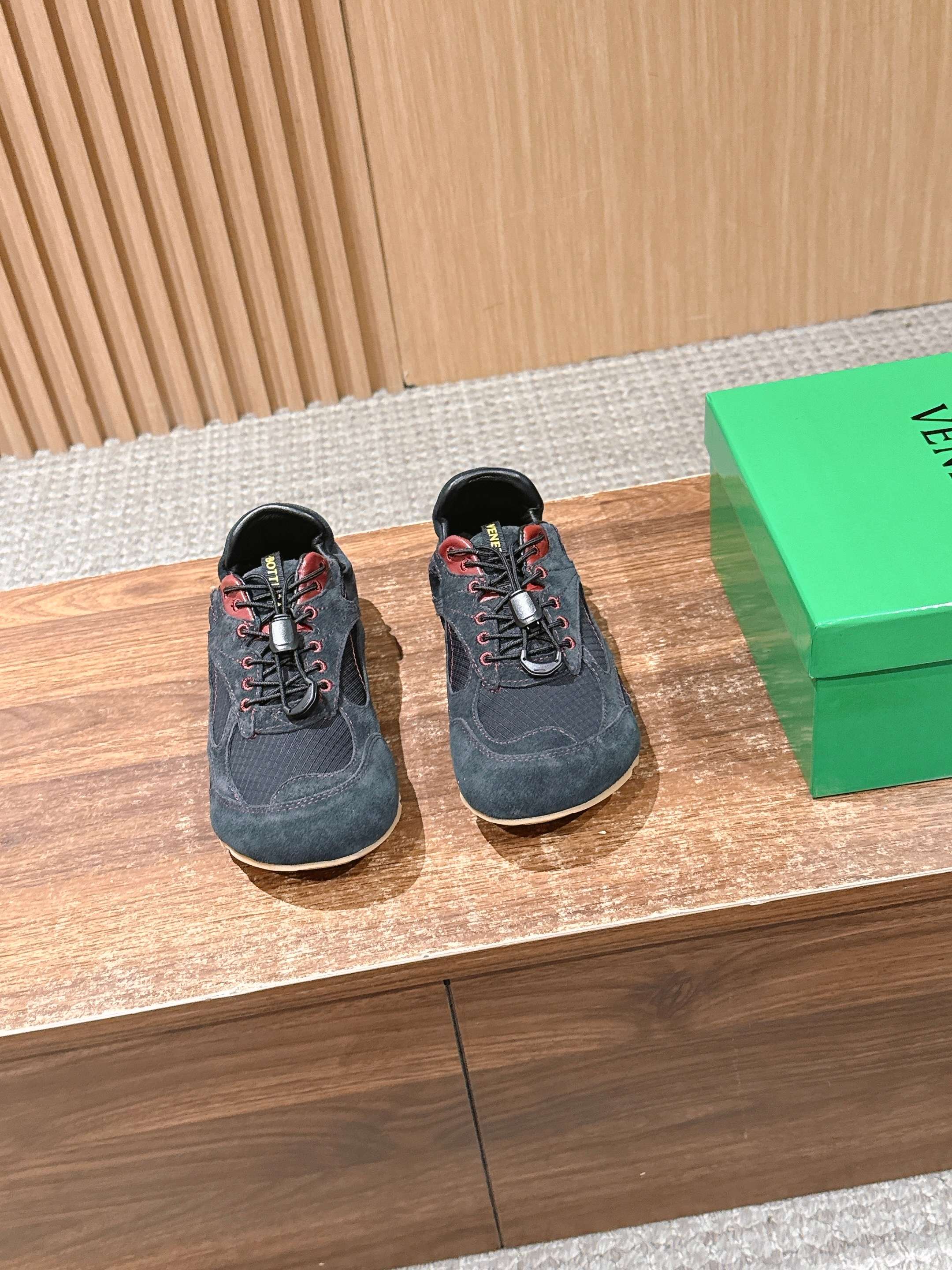 NO:706328,Bottega Veneta's 26ss new series of contrasting color sports shoes and casual shoes adopt the shape of retro outdoor running shoes, with a low-top silhouette and a streamlined shoe body. The shoelace system is simple and fits the foot, and the toe is rounded. The overall feeling is sporty and retro. There is a brand logo webbing on the tongue, and the details enhance the recognition.  It combines casual sports attributes with light luxury texture. The shoe shape fits the foot shape, lightweight material and soft sole, taking into account fashion and daily comfort. Upper deer velvet/mesh lining sheepskin outsole TPU outsole size 35-40 (40 customized non-returnable) Heel height 3cm, casual shoes/sports shoes, bottega veneta, bottega veneta, sneakers, sheepskin19860909Bottega Veneta 葆蝶家26ss新系列撞色运动鞋休闲鞋 采用复古户外跑鞋的鞋型,低帮轮廓搭配流线型鞋身,鞋带系统简约且贴合脚面,鞋头圆润,整体兼具运动感与复古潮流感；鞋舌处有品牌标识织带,细节强化辨识度. 兼具休闲运动属性与轻奢质感.鞋型贴合脚型,轻量化的材质搭配柔软的鞋底,兼顾了时尚性与日常穿着的舒适度. 鞋面鹿绒/网 内里羊皮 大底TPU大底 size35-40码（40定制不退换） 跟高3cm,休闲鞋/运动鞋,bottega veneta,bottega veneta,sneakers,sheepskin,Women's Shoes